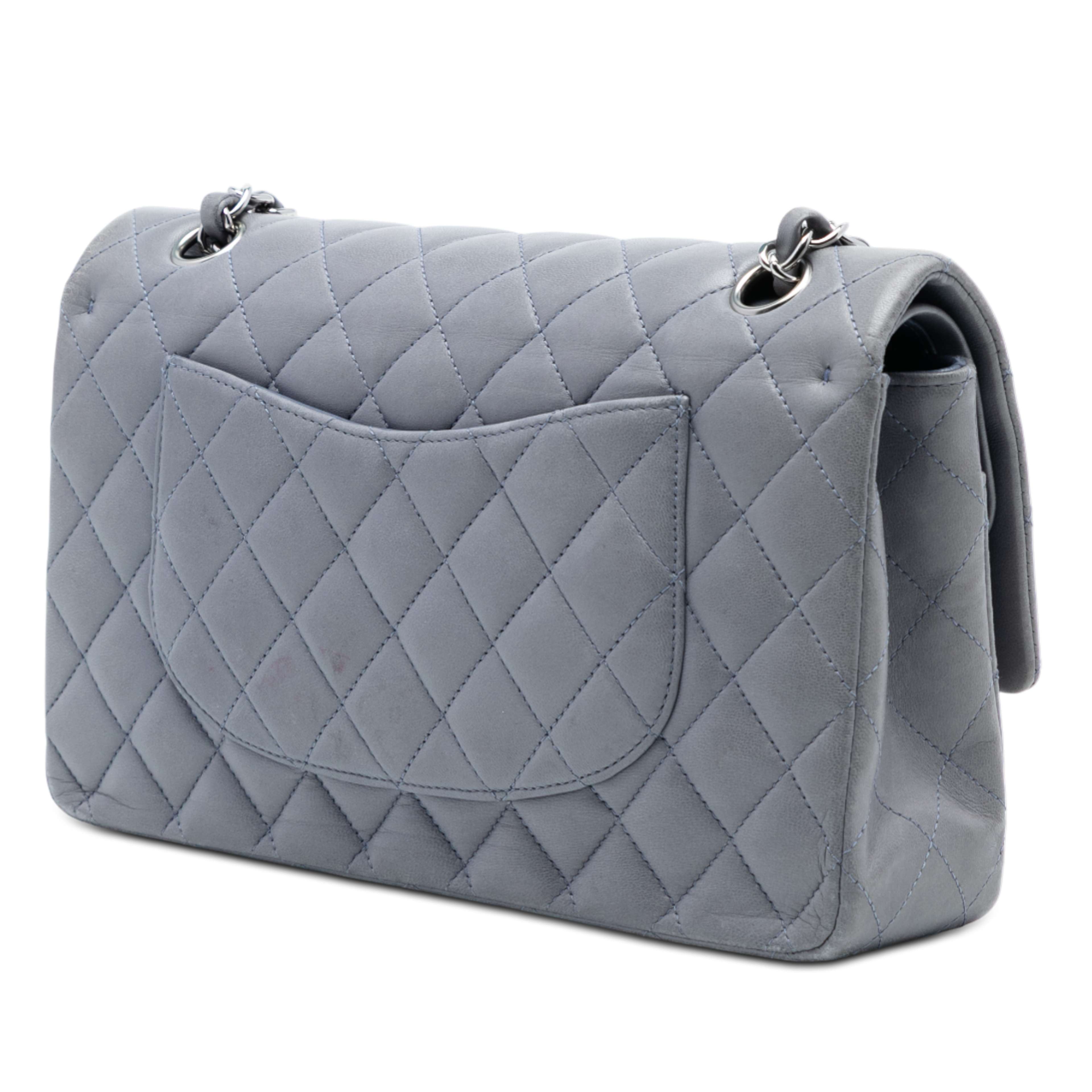 Chanel Medium Classic Lambskin Double Flap, från Luxclusif, i färgen gray. Klicka för att öppna bilden i stort format