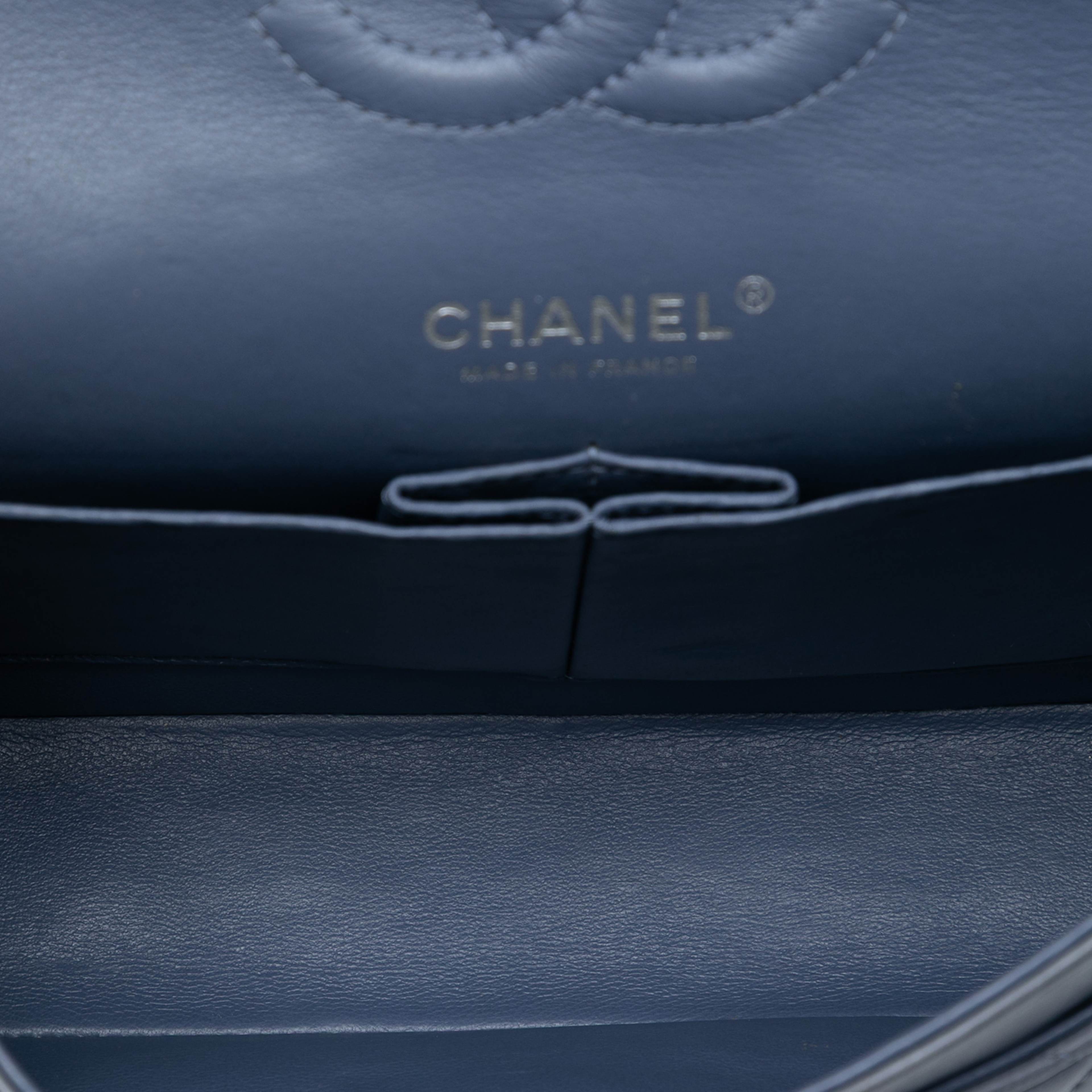 Chanel Medium Classic Lambskin Double Flap, från Luxclusif, i färgen gray. Klicka för att öppna bilden i stort format