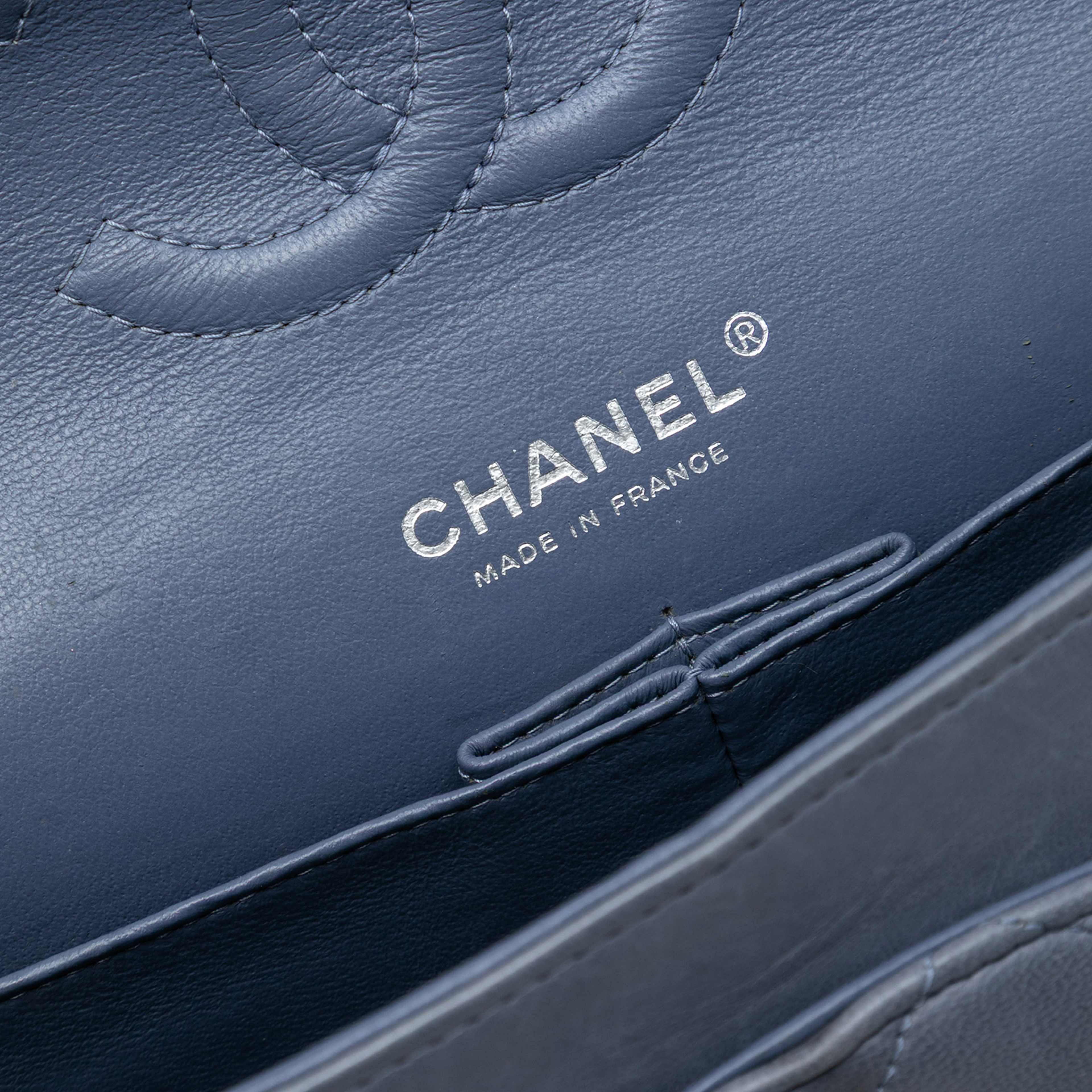 Chanel Medium Classic Lambskin Double Flap, från Luxclusif, i färgen gray. Klicka för att öppna bilden i stort format
