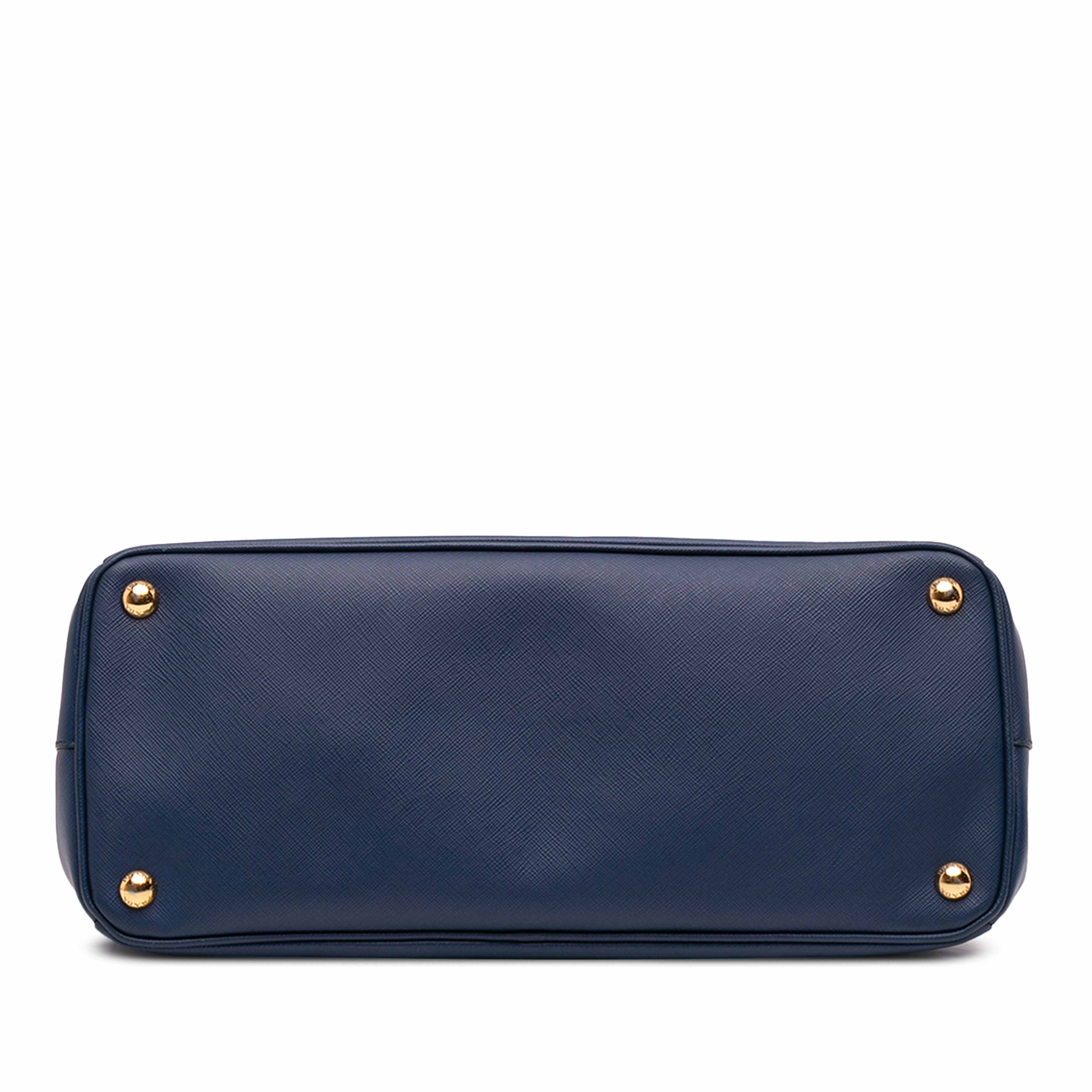 Prada Medium Saffiano Lux Galleria Double Zip Satchel, från Luxclusif, i färgen blue. Klicka för att öppna bilden i stort format