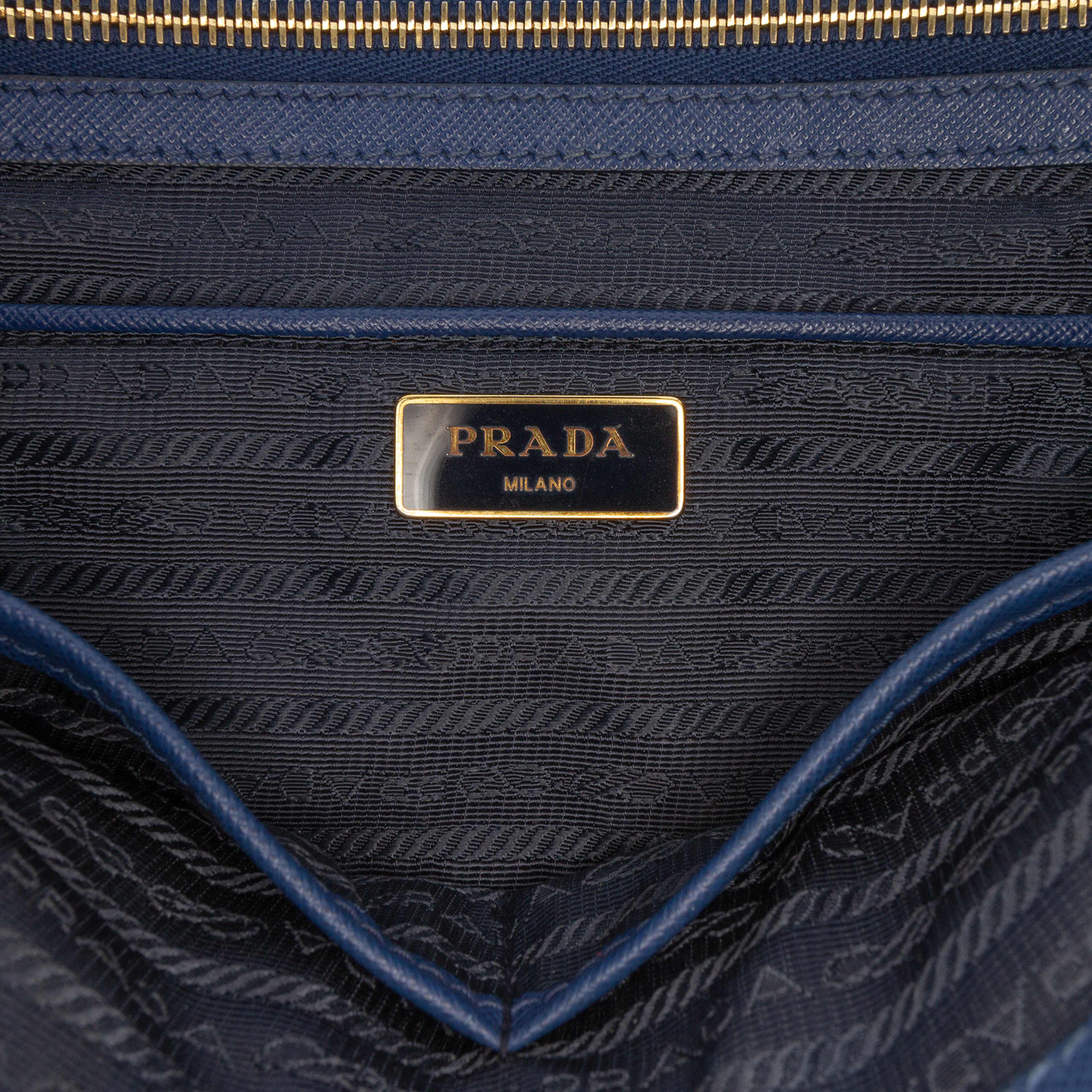 Prada Medium Saffiano Lux Galleria Double Zip Satchel, från Luxclusif, i färgen blue. Klicka för att öppna bilden i stort format