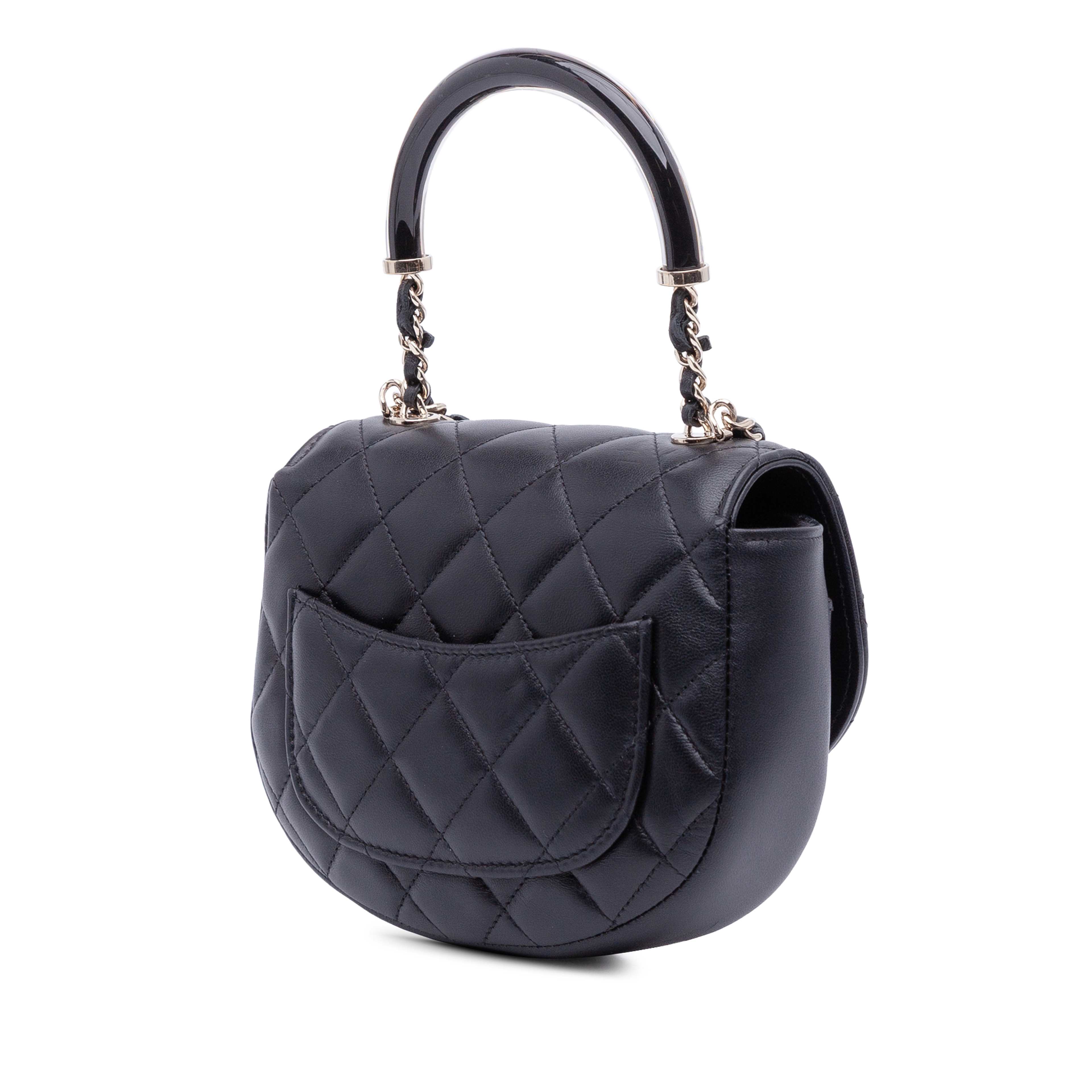 Chanel Cc Quilted Lambskin Half Moon Top Handle Flap, från Luxclusif, i färgen black. Klicka för att öppna bilden i stort format