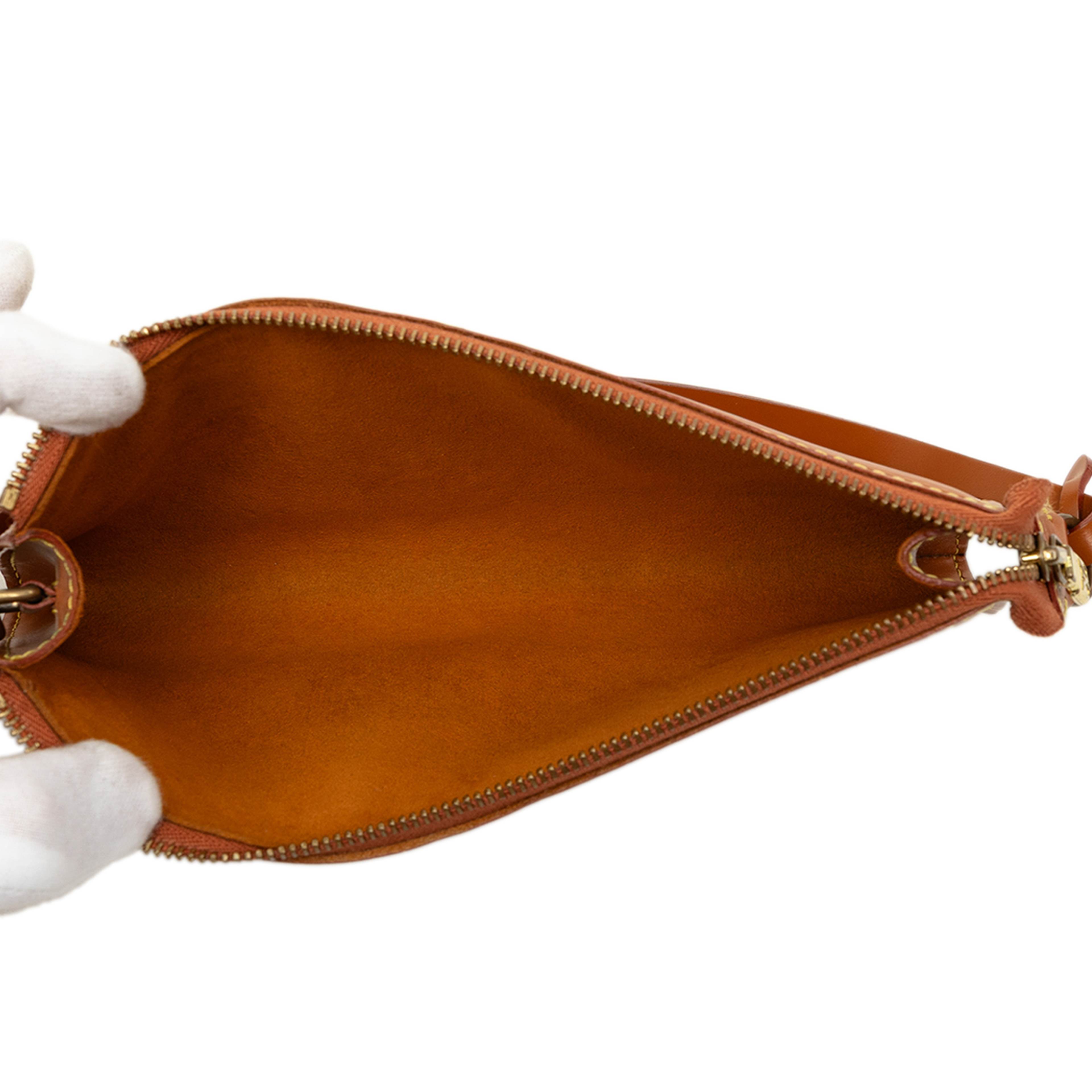 Louis Vuitton Epi Pochette Accessoires, från Luxclusif, i färgen brun. Klicka för att öppna bilden i stort format