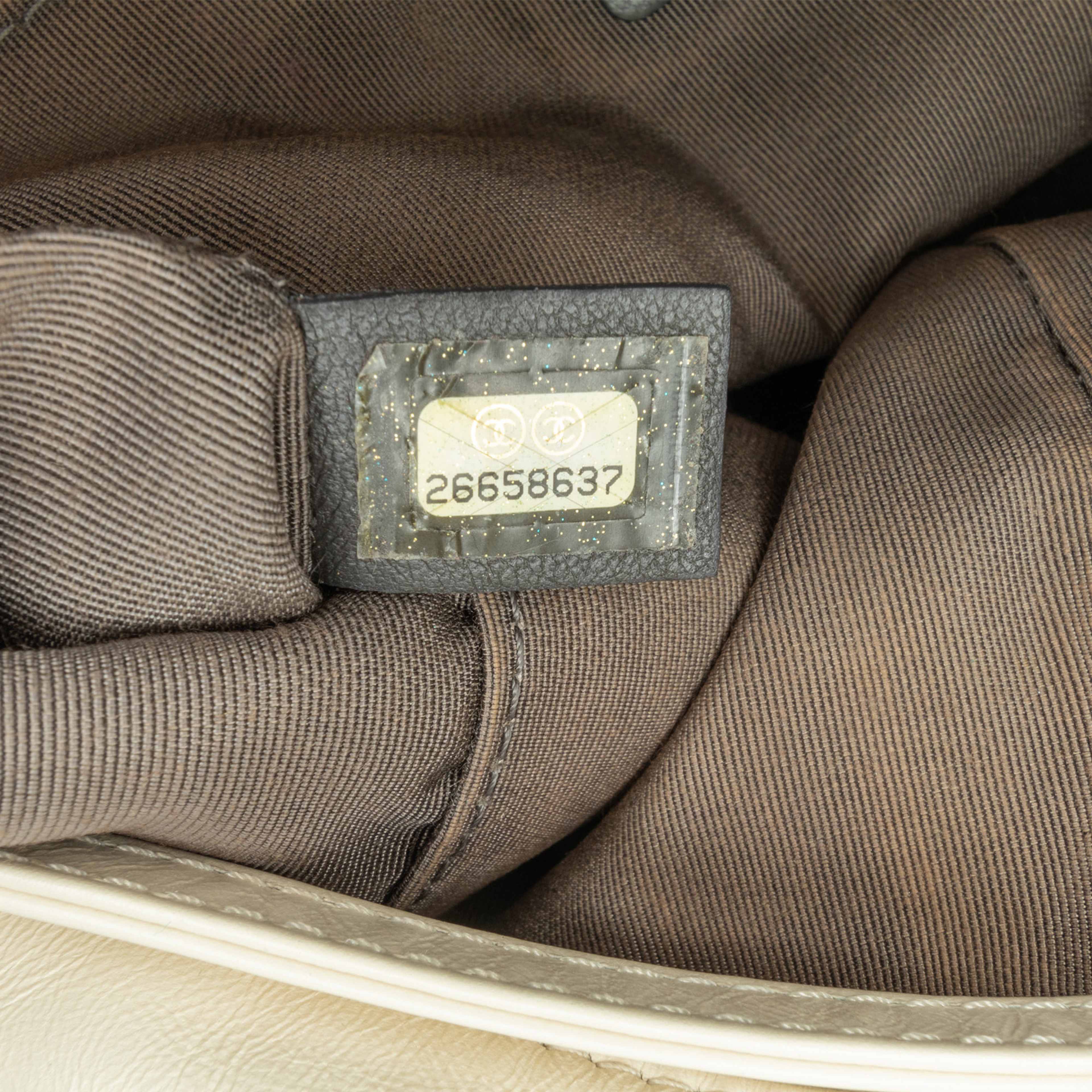 Chanel Medium Tweed And Lambskin Gabrielle Crossbody, från Luxclusif, i färgen navy. Klicka för att öppna bilden i stort format