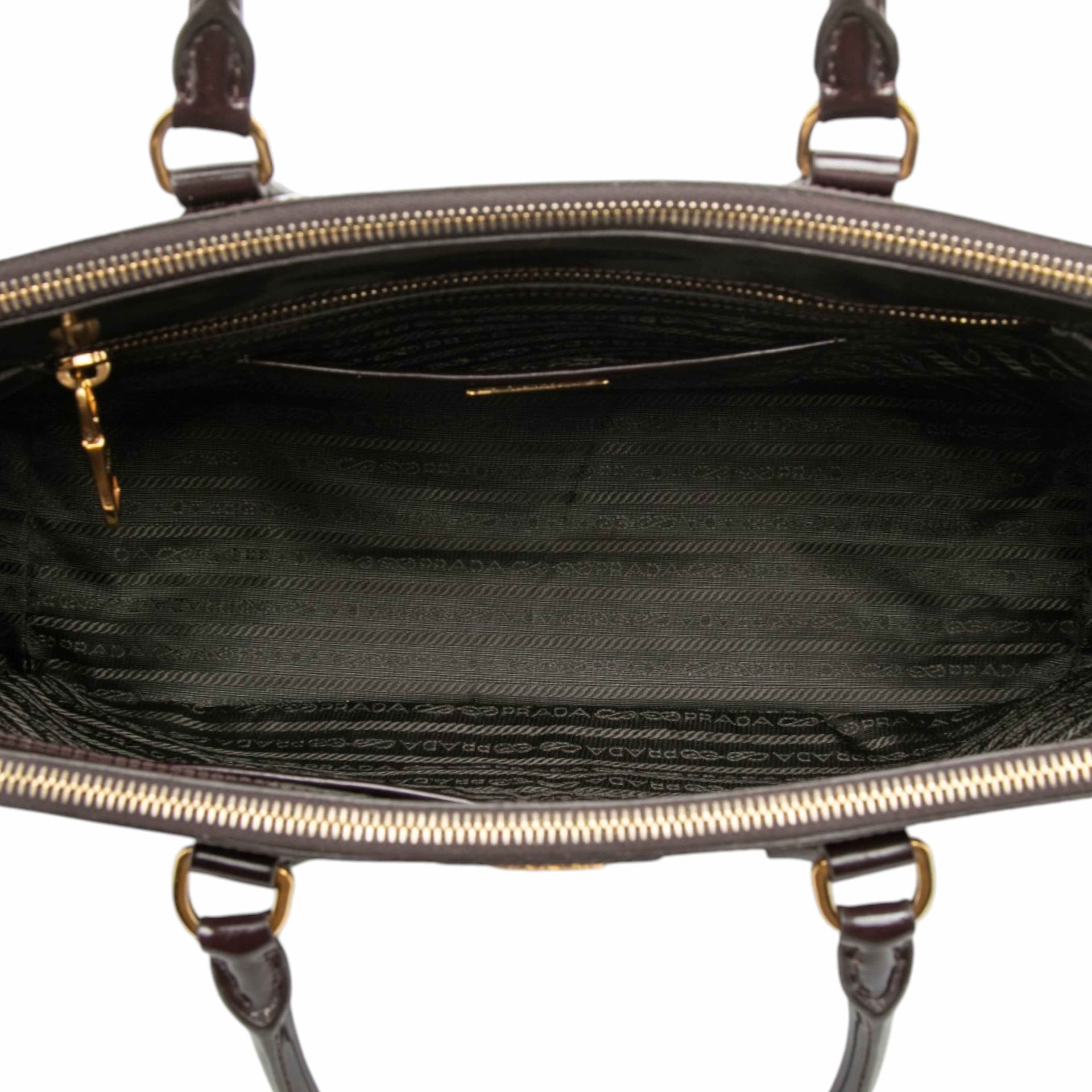 Prada Medium Spazzolato Galleria Double Zip Satchel, från Luxclusif, i färgen plum. Klicka för att öppna bilden i stort format