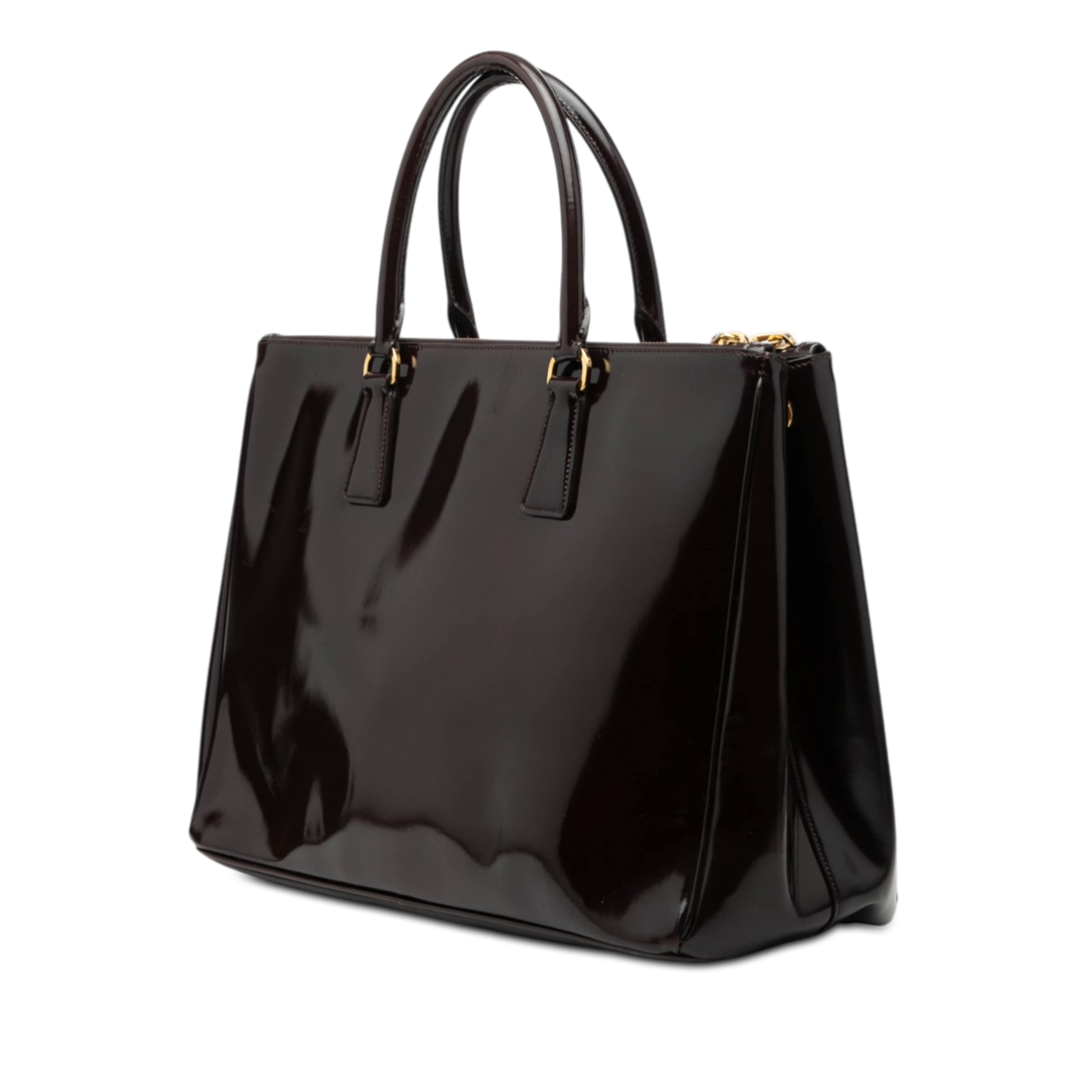 Prada Medium Spazzolato Galleria Double Zip Satchel, från Luxclusif, i färgen plum. Klicka för att öppna bilden i stort format