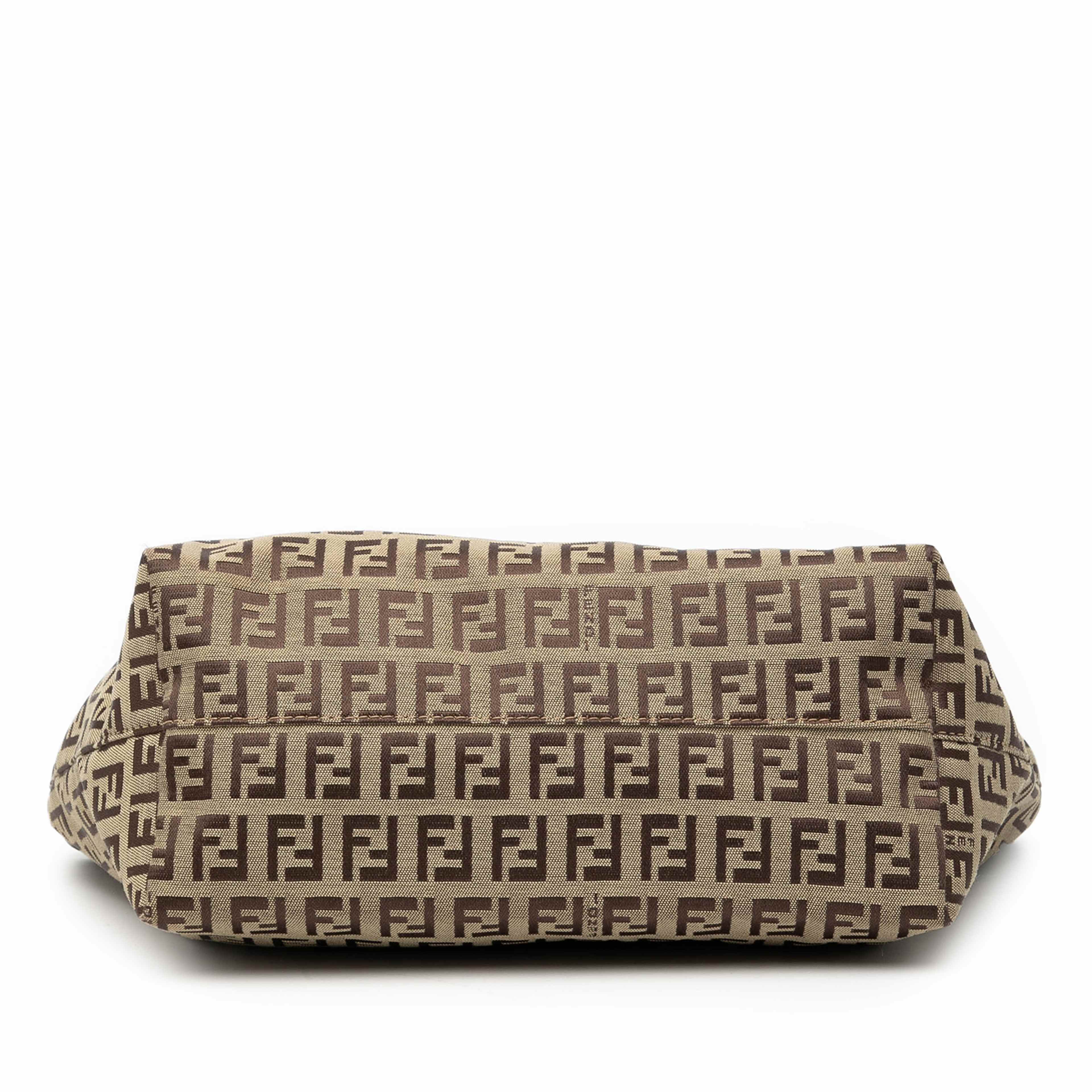 Fendi Zucchino Canvas Tote, från Luxclusif, i färgen beige. Klicka för att öppna bilden i stort format