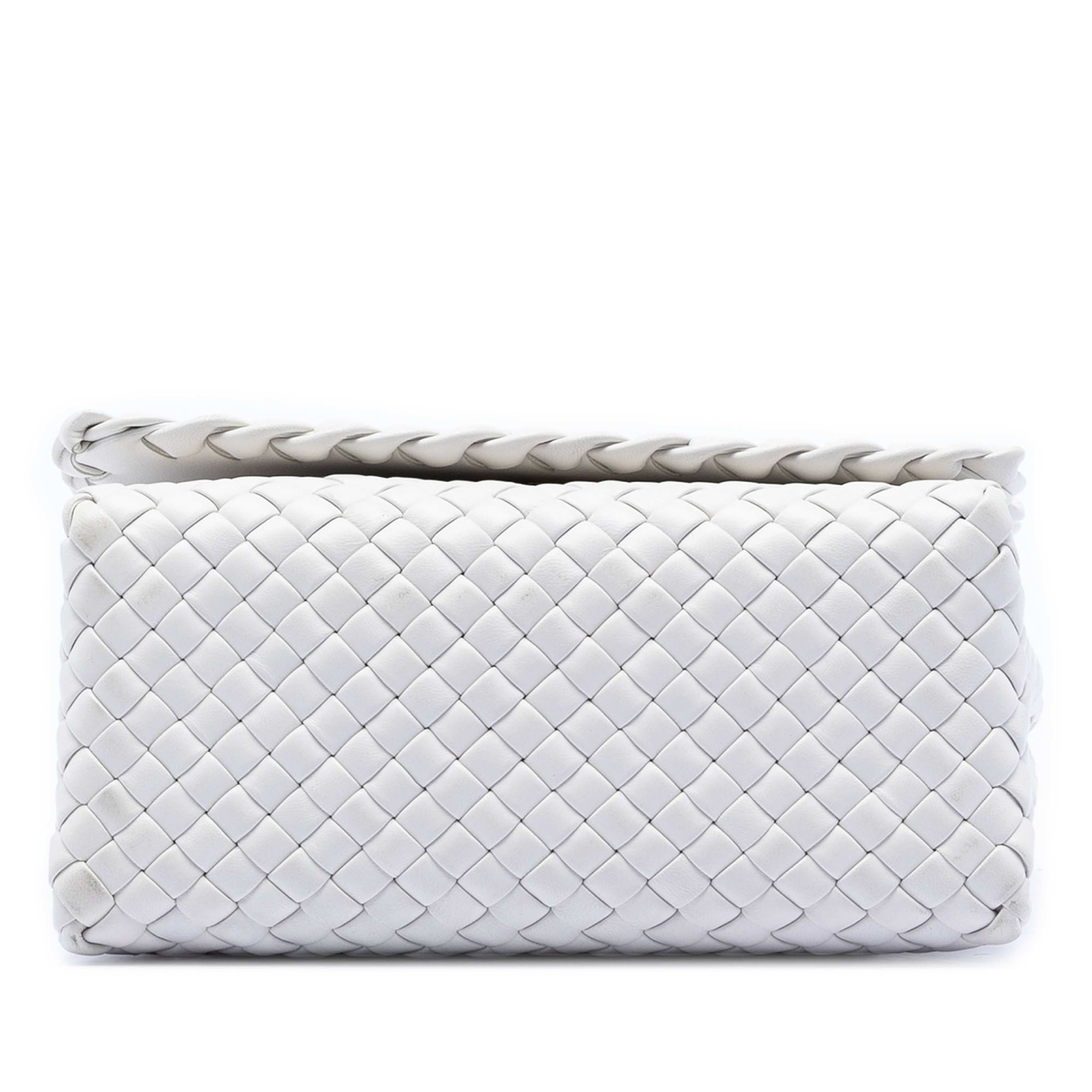 Bottega Veneta Nappa Intrecciato Patti Shoulder Bag, från Luxclusif, i färgen vit. Klicka för att öppna bilden i stort format
