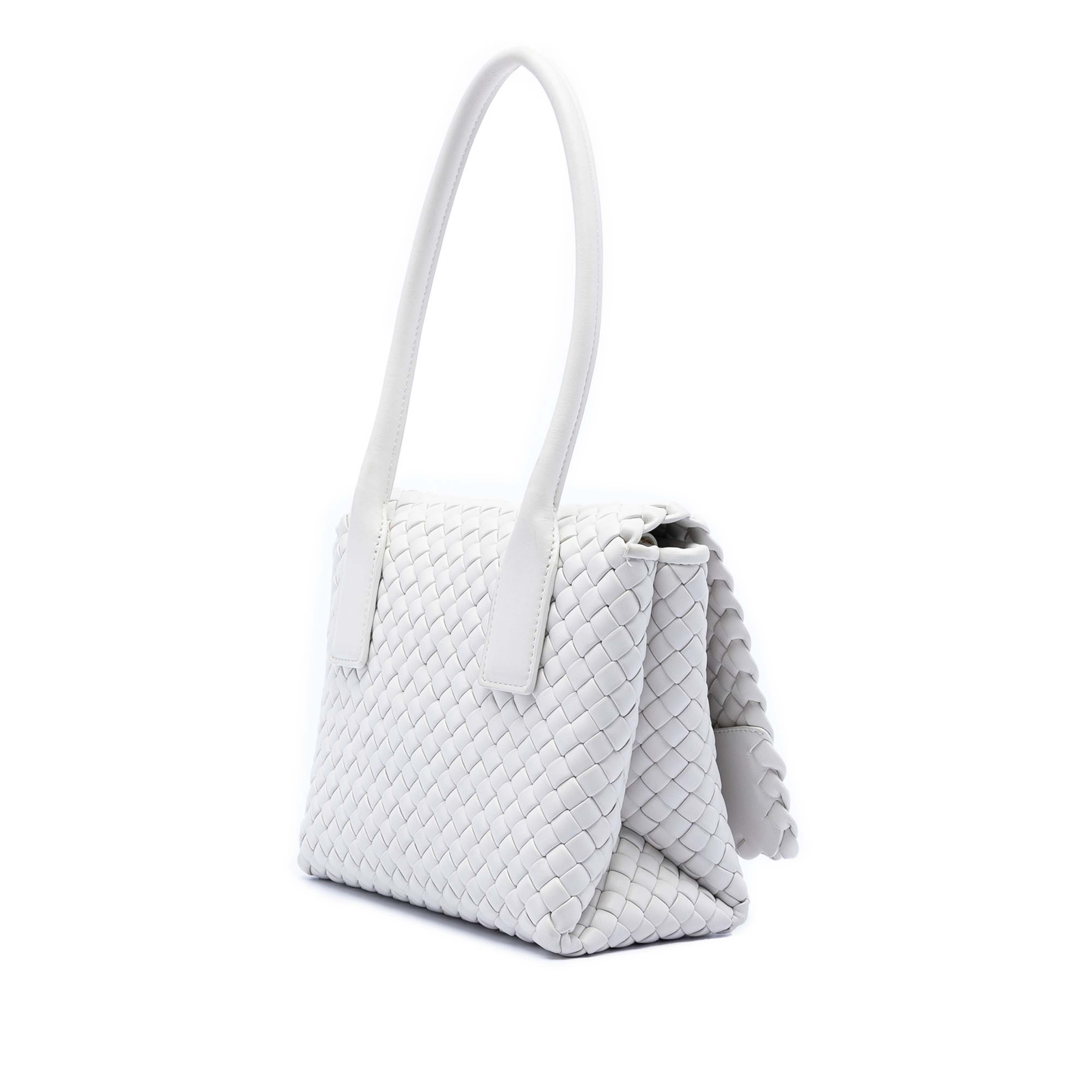 Bottega Veneta Nappa Intrecciato Patti Shoulder Bag, från Luxclusif, i färgen white. Klicka för att öppna bilden i stort format