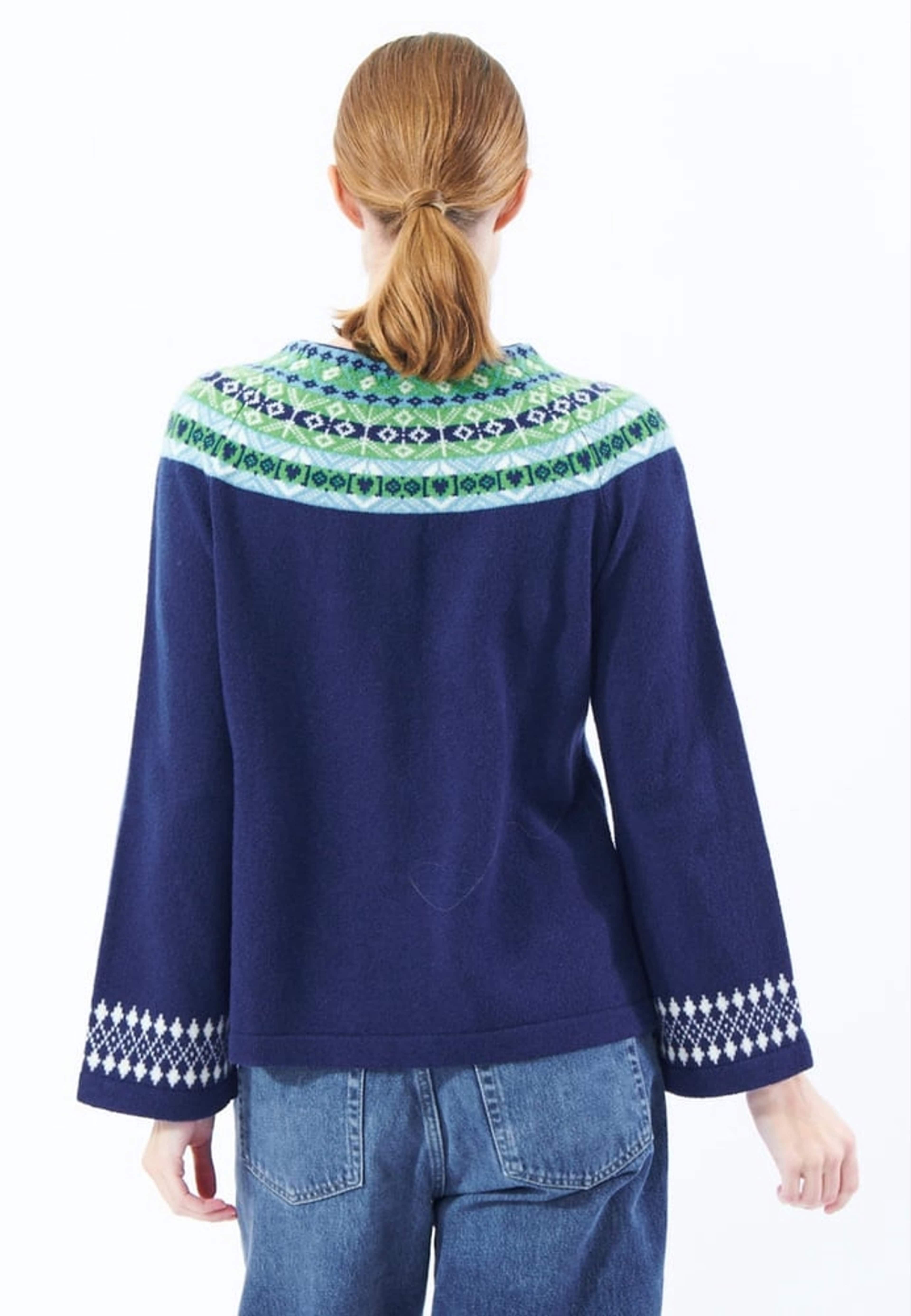 Vendela Cardigan, från Jumperfabriken, i färgen midnight blue. Klicka för att öppna bilden i stort format