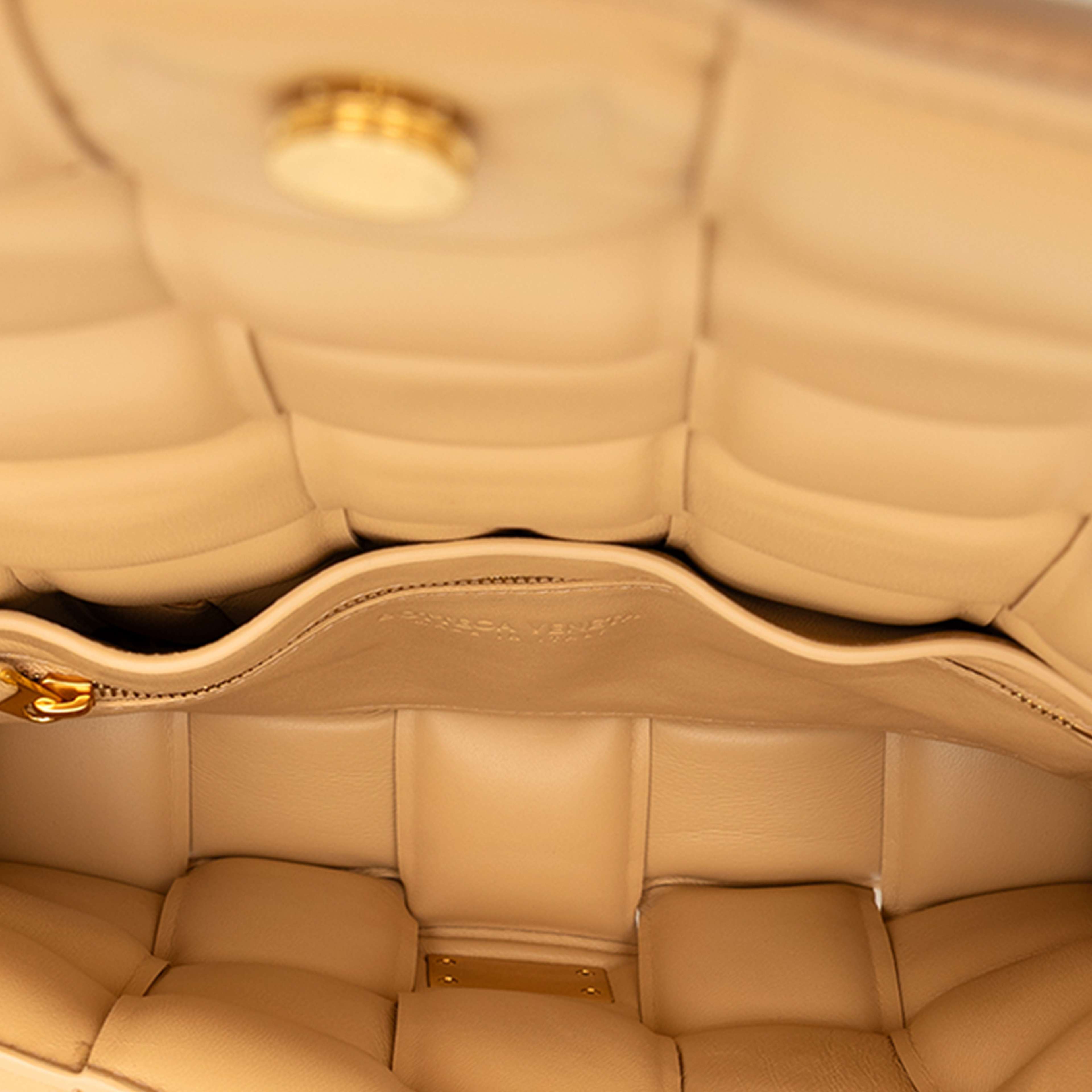 Bottega Veneta Nappa Intrecciato Padded Cassette Crossbody, från Luxclusif, i färgen brun. Klicka för att öppna bilden i stort format