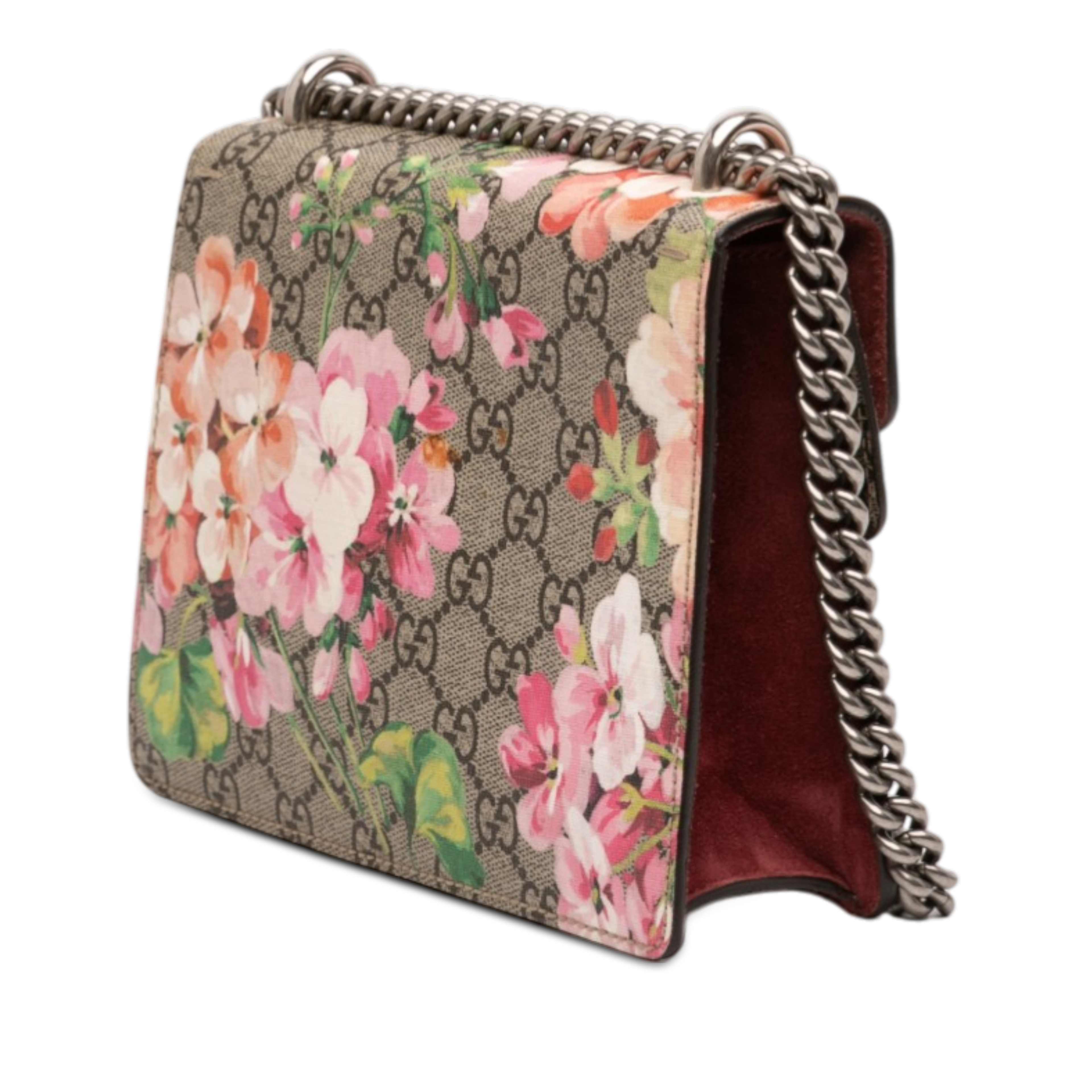 Gucci Small Gg Supreme Blooms Dionysus Crossbody, från Luxclusif, i färgen beige. Klicka för att öppna bilden i stort format