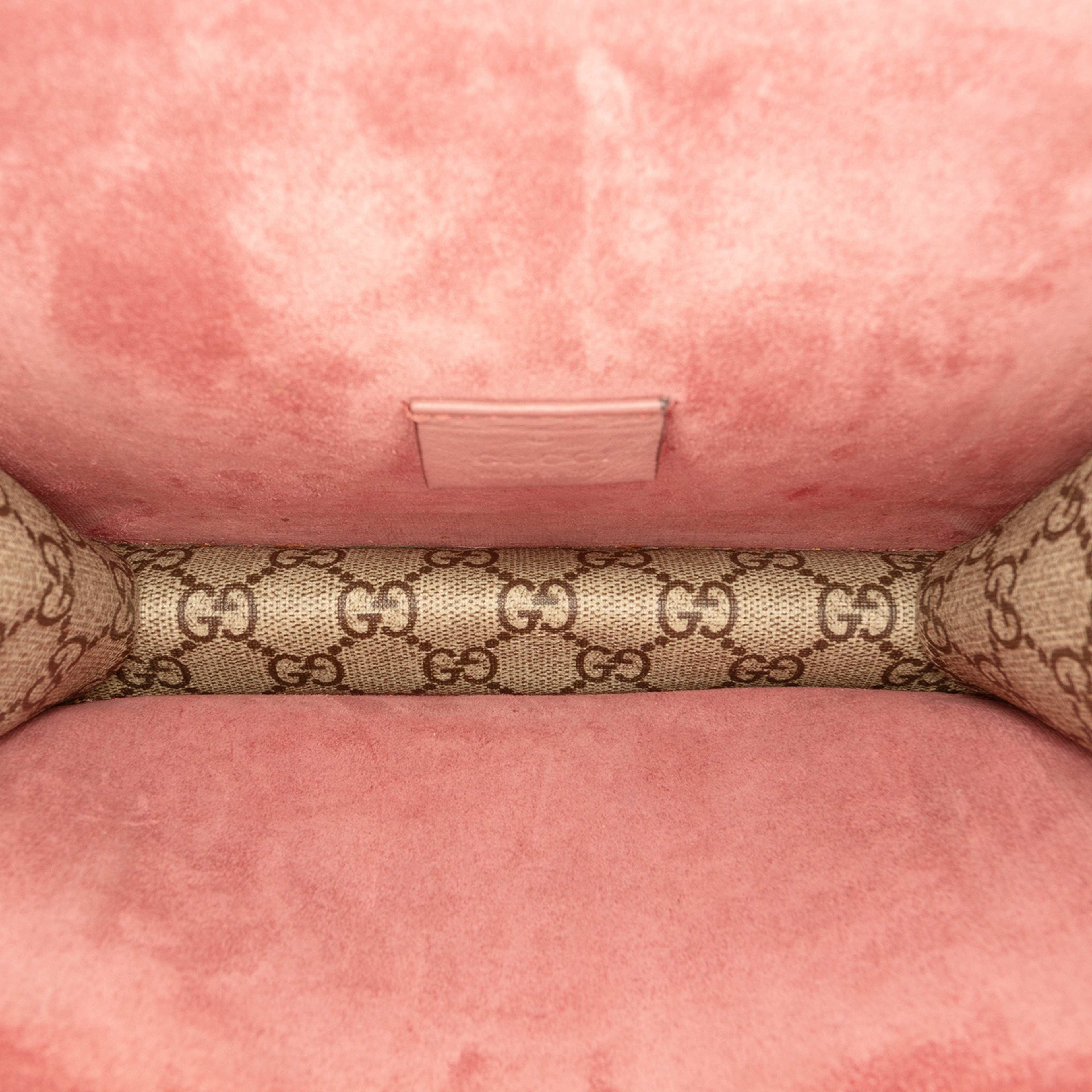 Gucci Small Gg Supreme Blooms Dionysus Crossbody, från Luxclusif, i färgen beige. Klicka för att öppna bilden i stort format