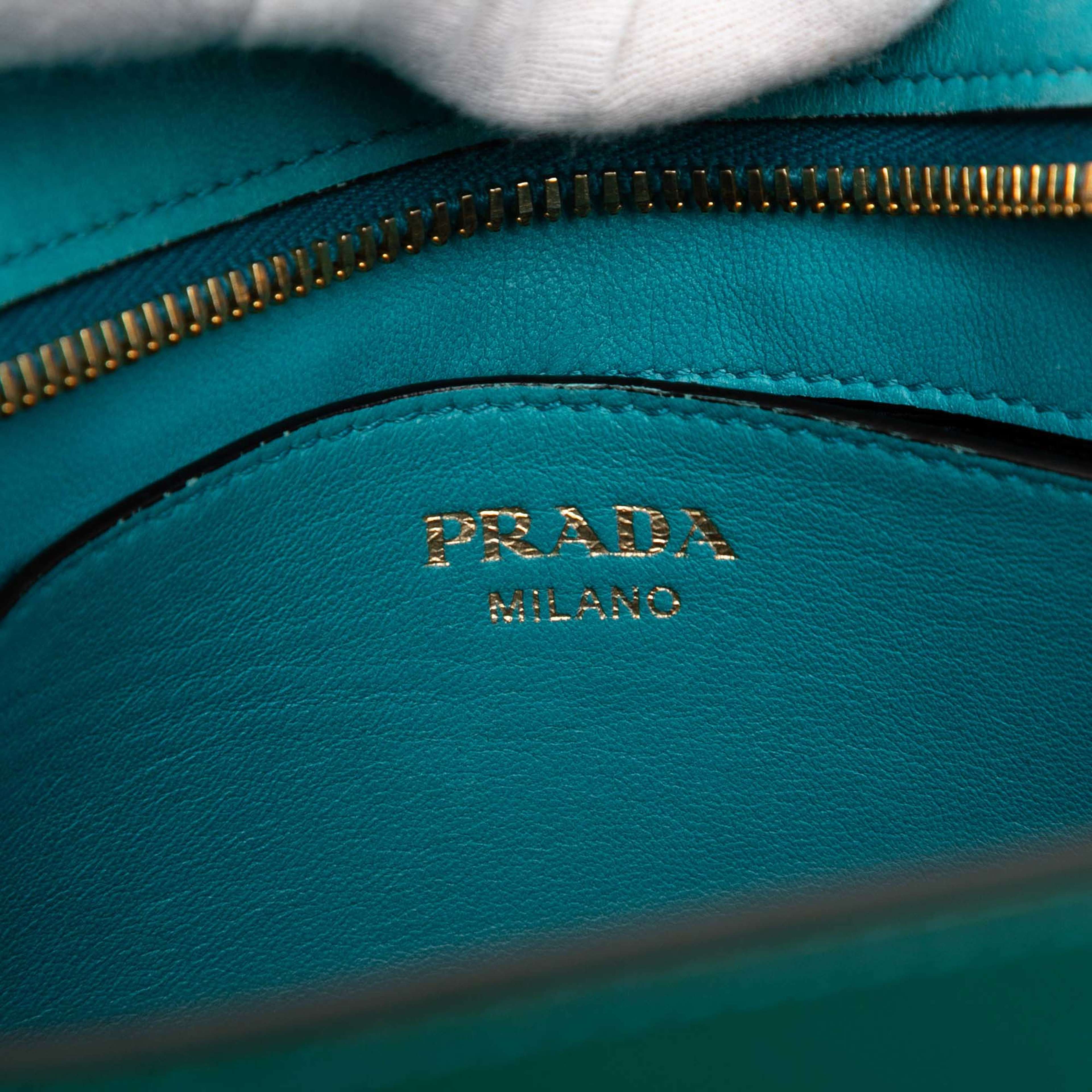 Prada Bicolor Saffiano Vernice Esplanade Crossbody, från Luxclusif, i färgen green. Klicka för att öppna bilden i stort format