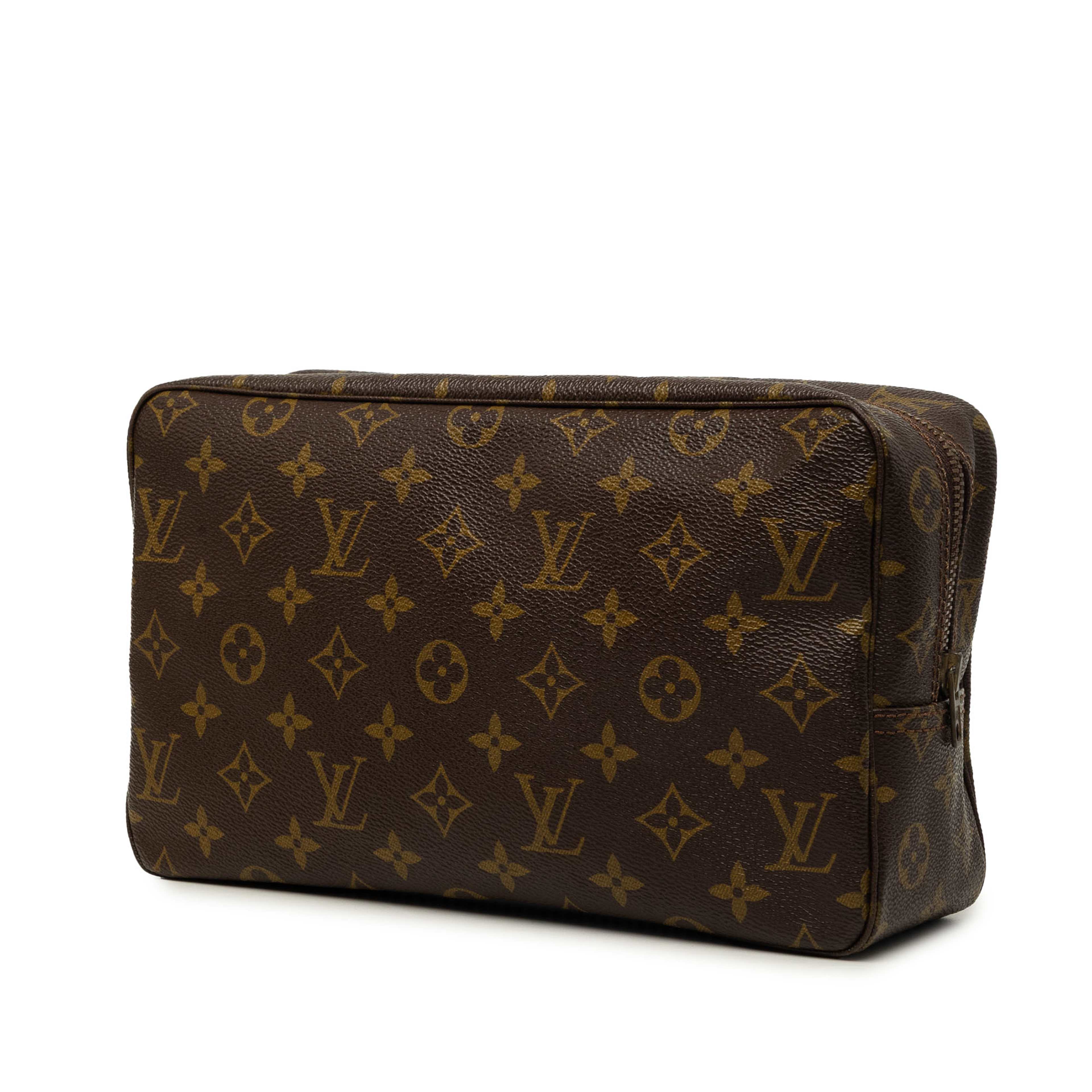 Louis Vuitton Monogram Trousse Toilette 28, från Luxclusif, i färgen brun. Klicka för att öppna bilden i stort format