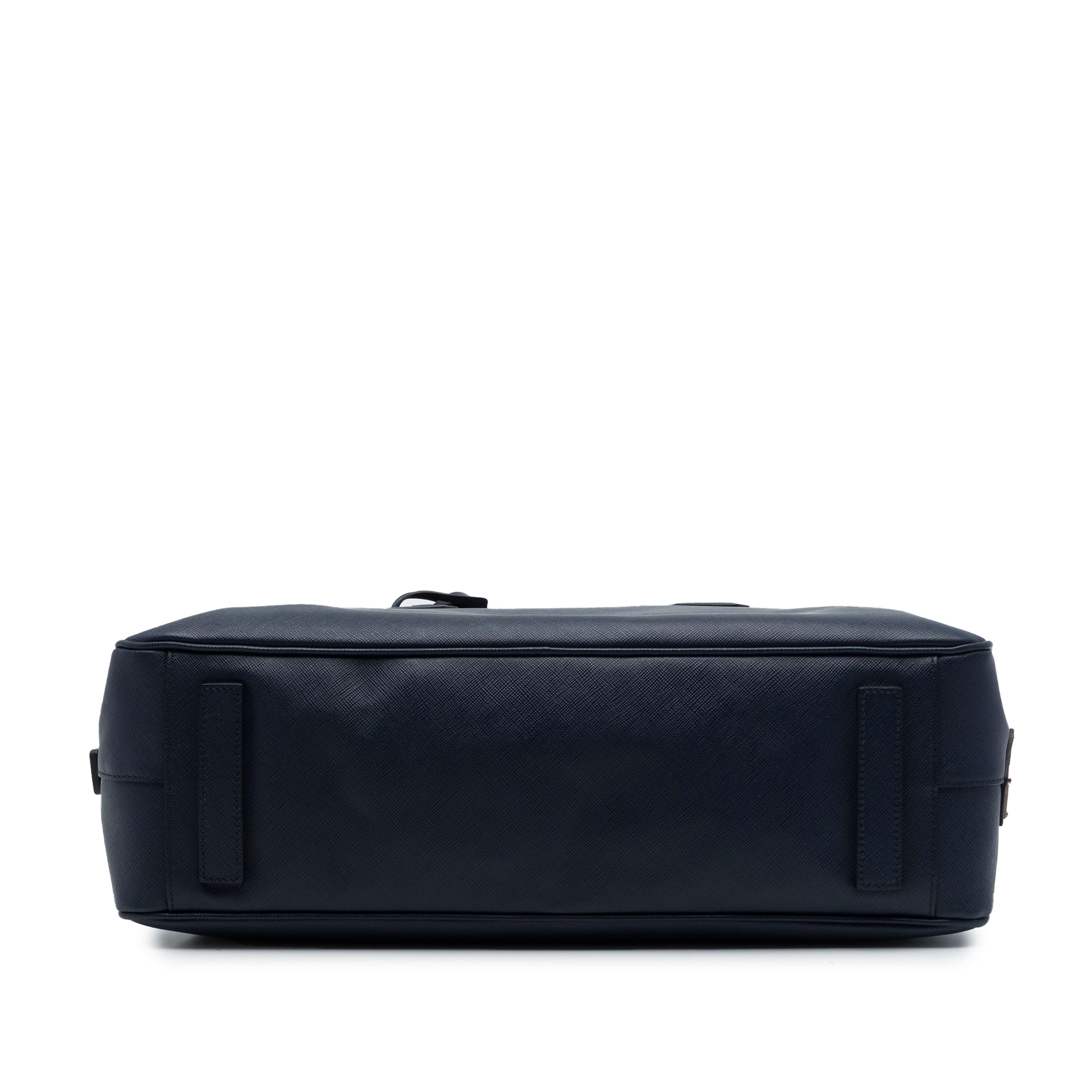 Prada Saffiano Travel Briefcase, från Luxclusif, i färgen blå. Klicka för att öppna bilden i stort format