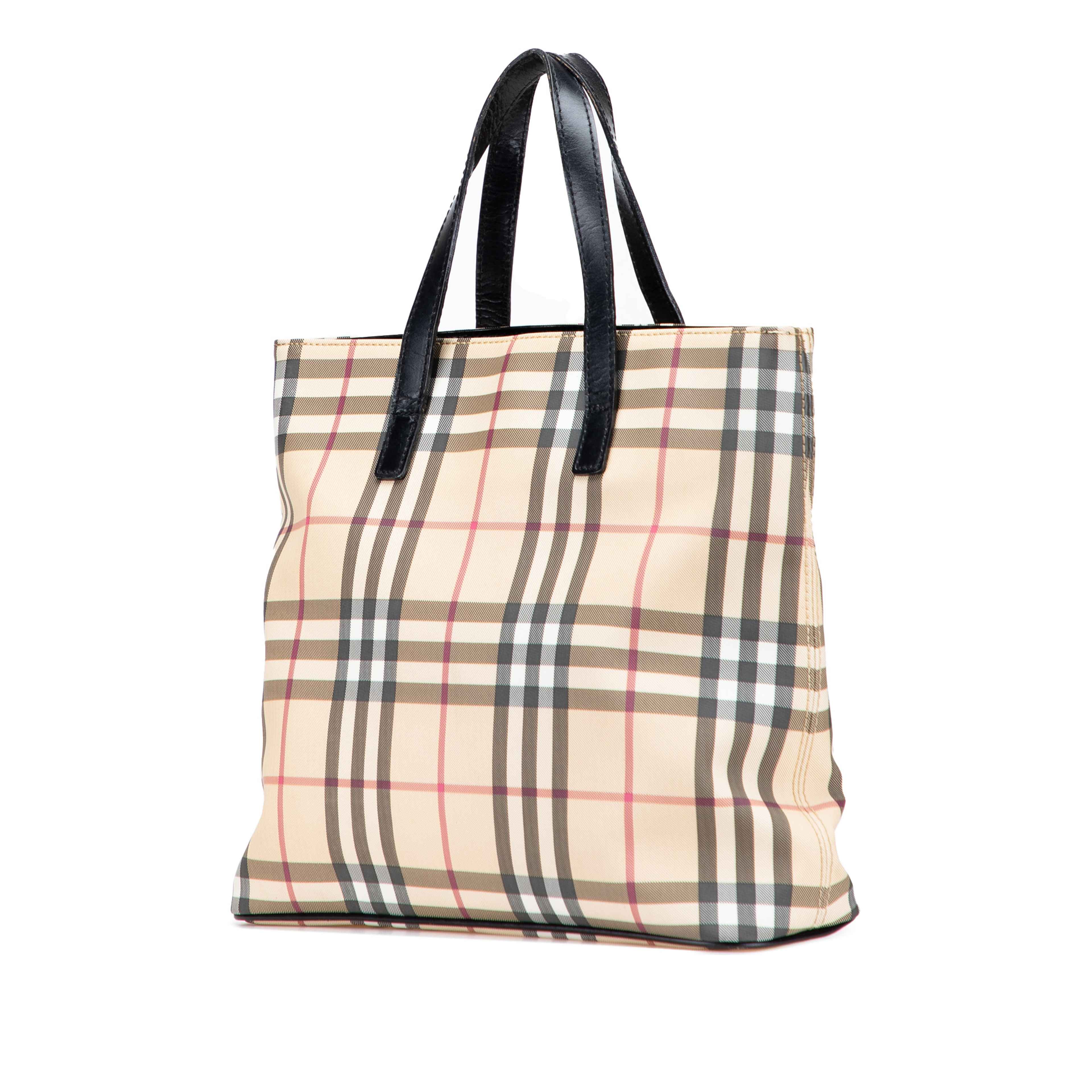 Burberry House Check Coated Canvas Tote, från Luxclusif, i färgen beige. Klicka för att öppna bilden i stort format