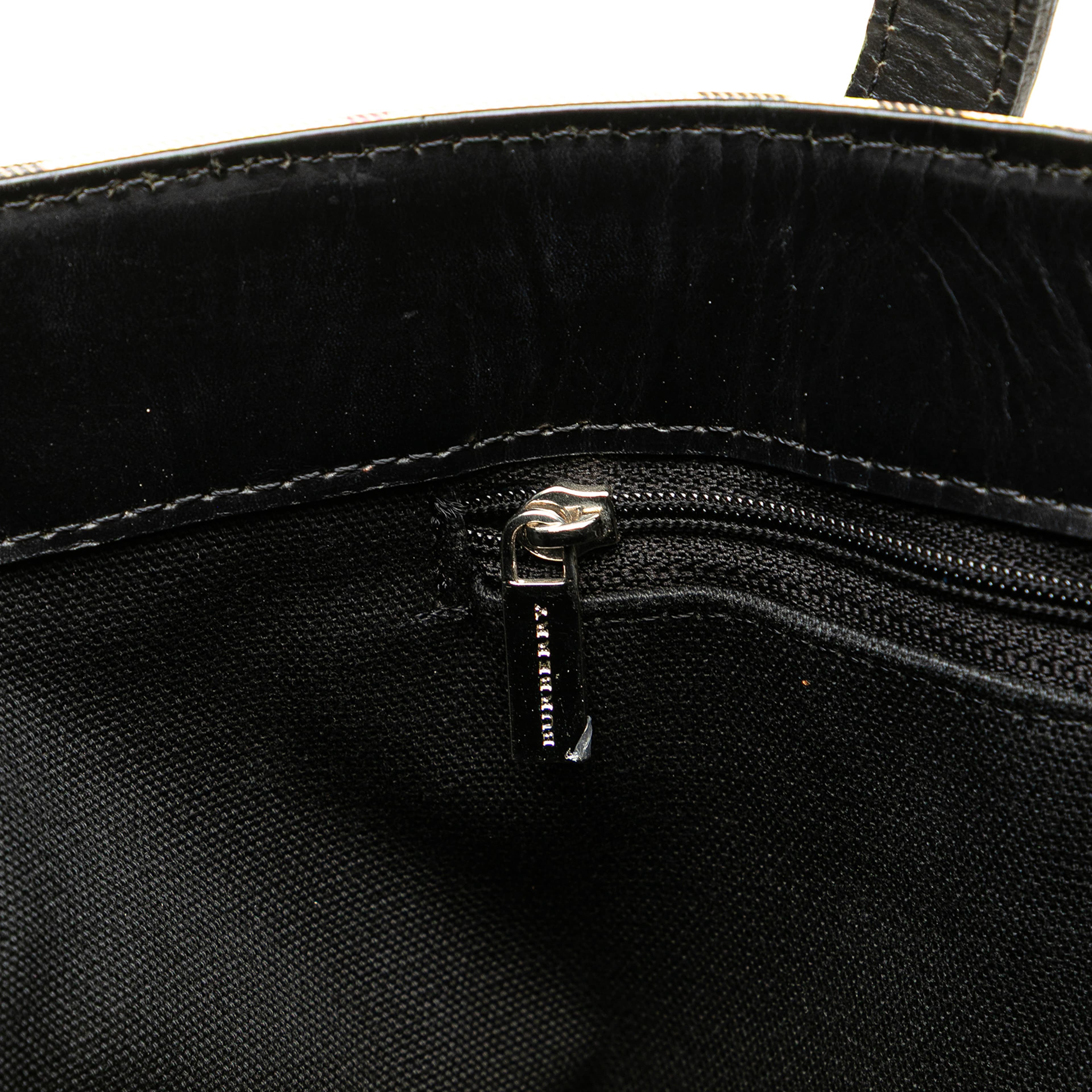 Burberry House Check Coated Canvas Tote, från Luxclusif, i färgen beige. Klicka för att öppna bilden i stort format