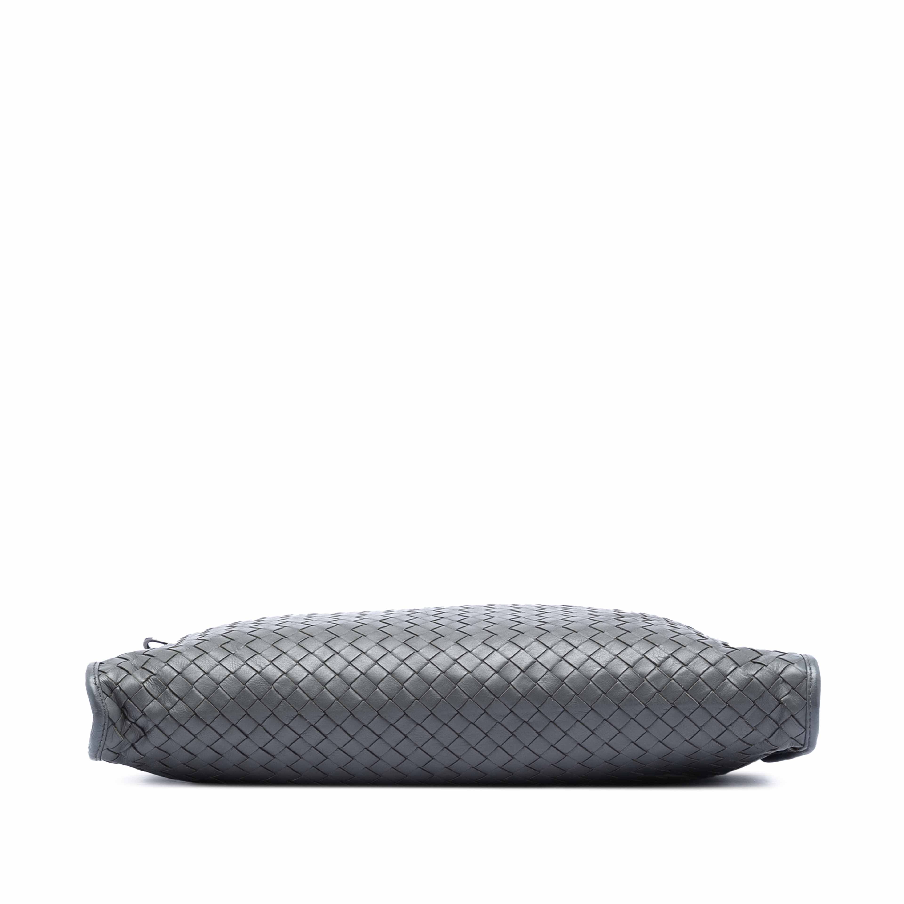 Bottega Veneta Nappa Intrecciato Business Bag, från Luxclusif, i färgen dark gray. Klicka för att öppna bilden i stort format
