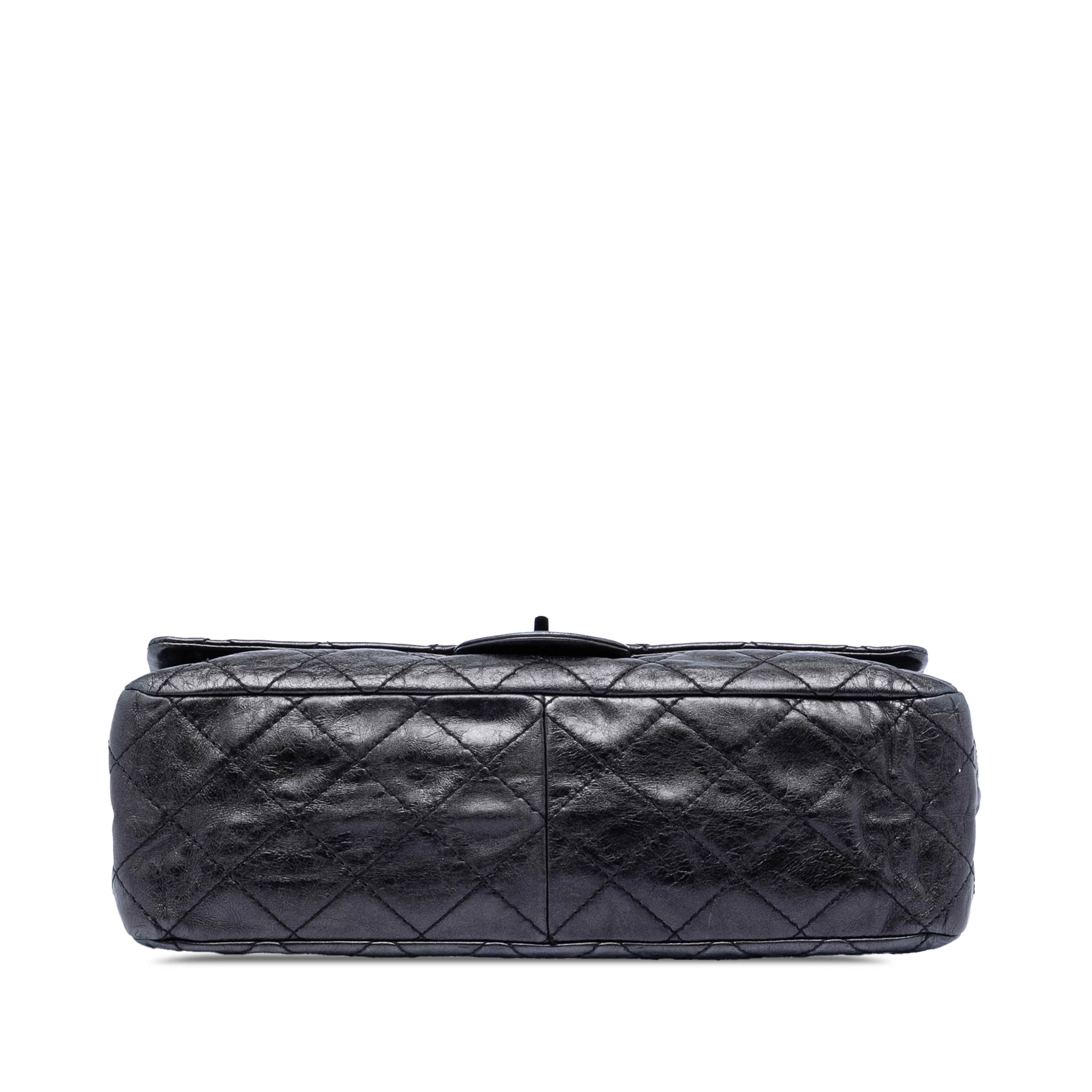 Chanel Quilted Aged Calfskin So Black Reissue 2.55 Double Flap 227, från Luxclusif, i färgen black. Klicka för att öppna bilden i stort format