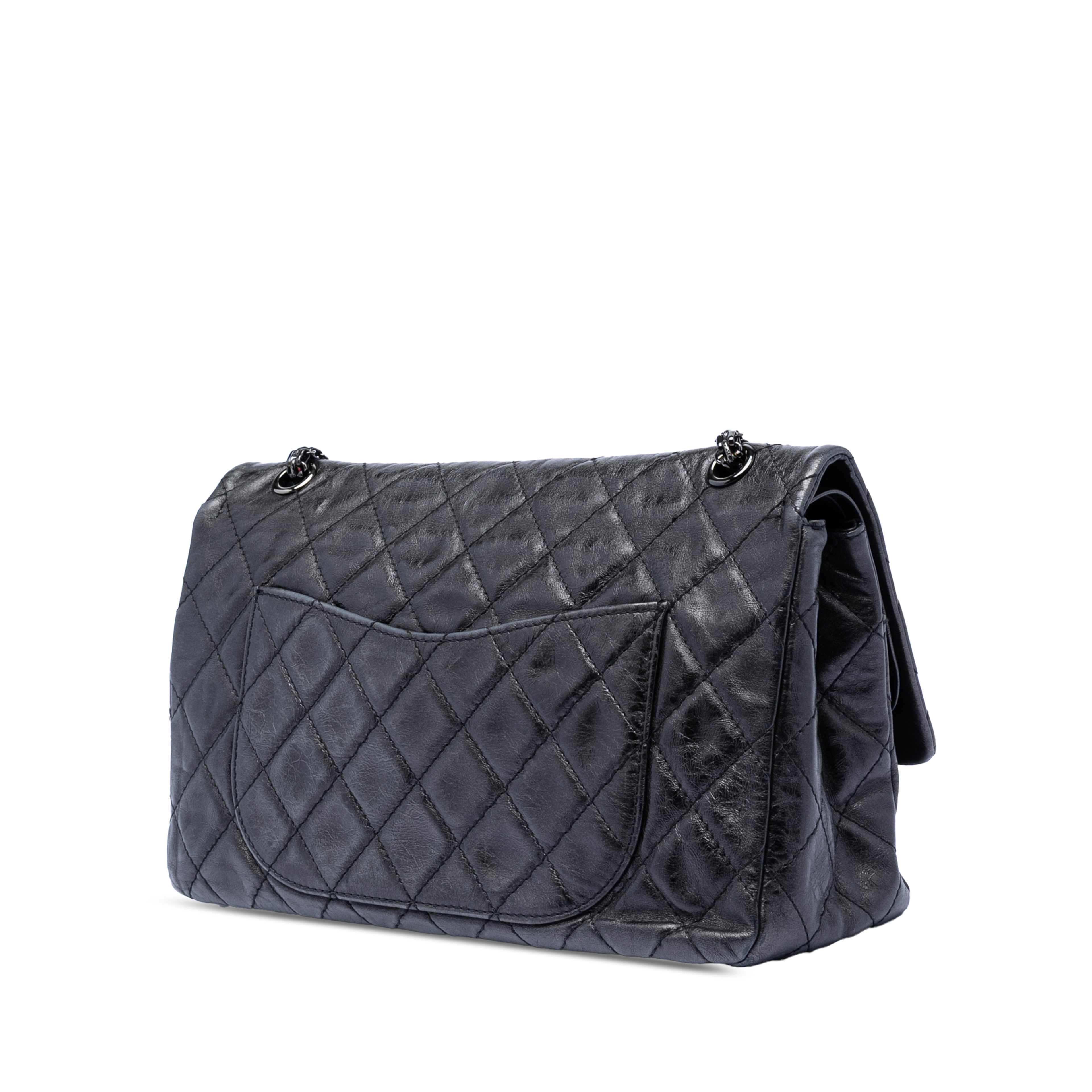 Chanel Quilted Aged Calfskin So Black Reissue 2.55 Double Flap 227, från Luxclusif, i färgen black. Klicka för att öppna bilden i stort format