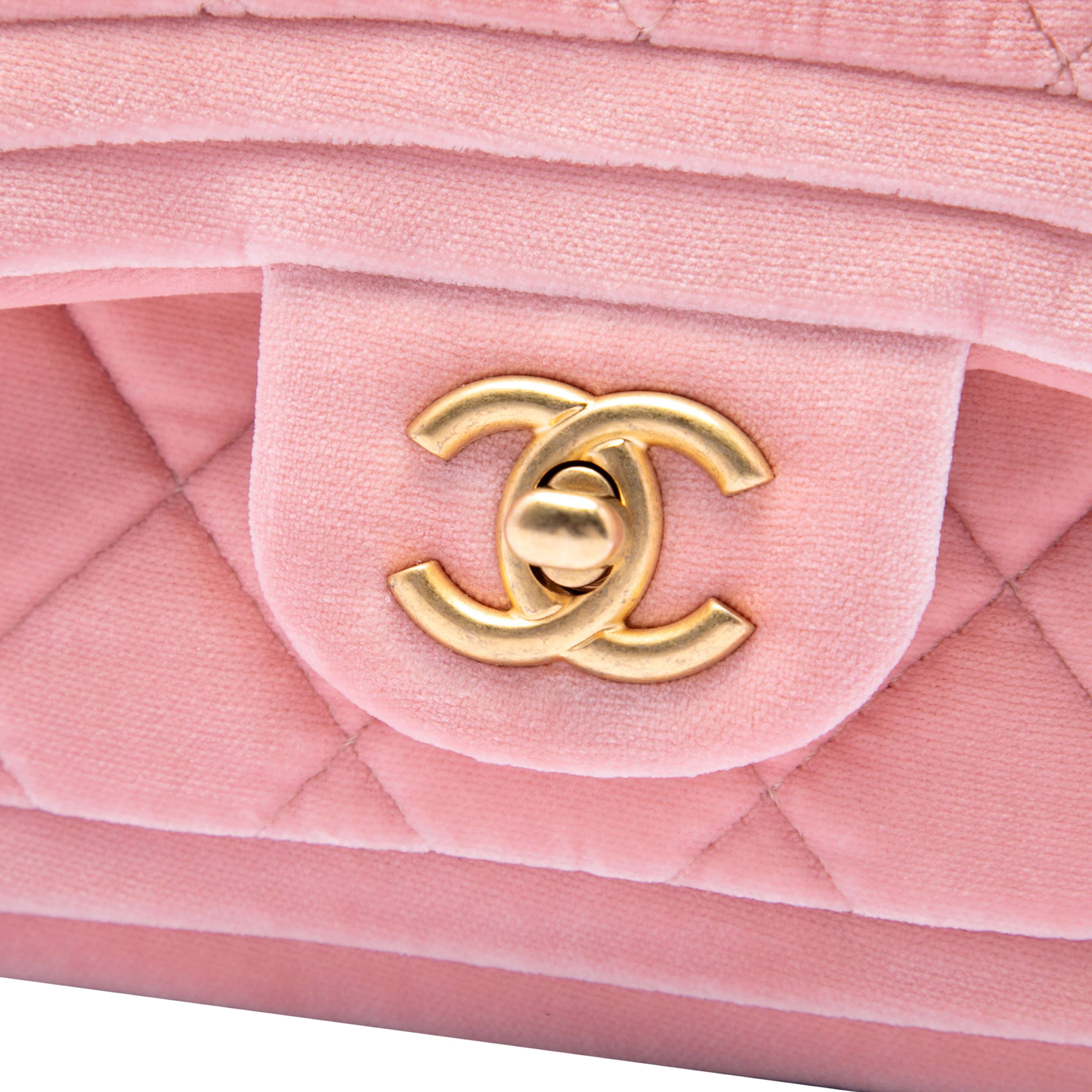 Chanel Mini Quilted Velvet Double Frame Flap, från Luxclusif, i färgen pink. Klicka för att öppna bilden i stort format