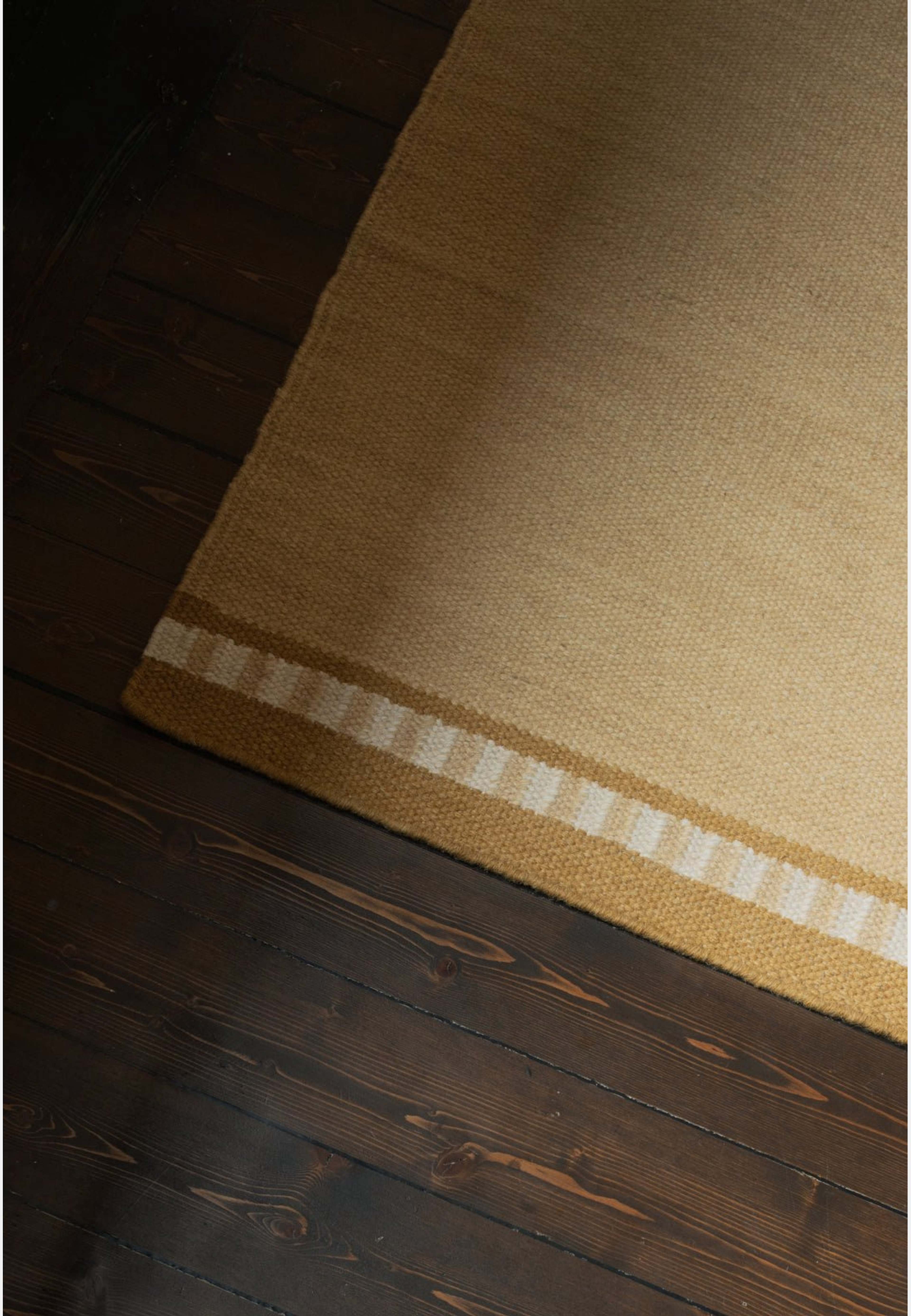 Rollakan Solid Mariegold, från Layered, i färgen marigold. Klicka för att öppna bilden i stort format