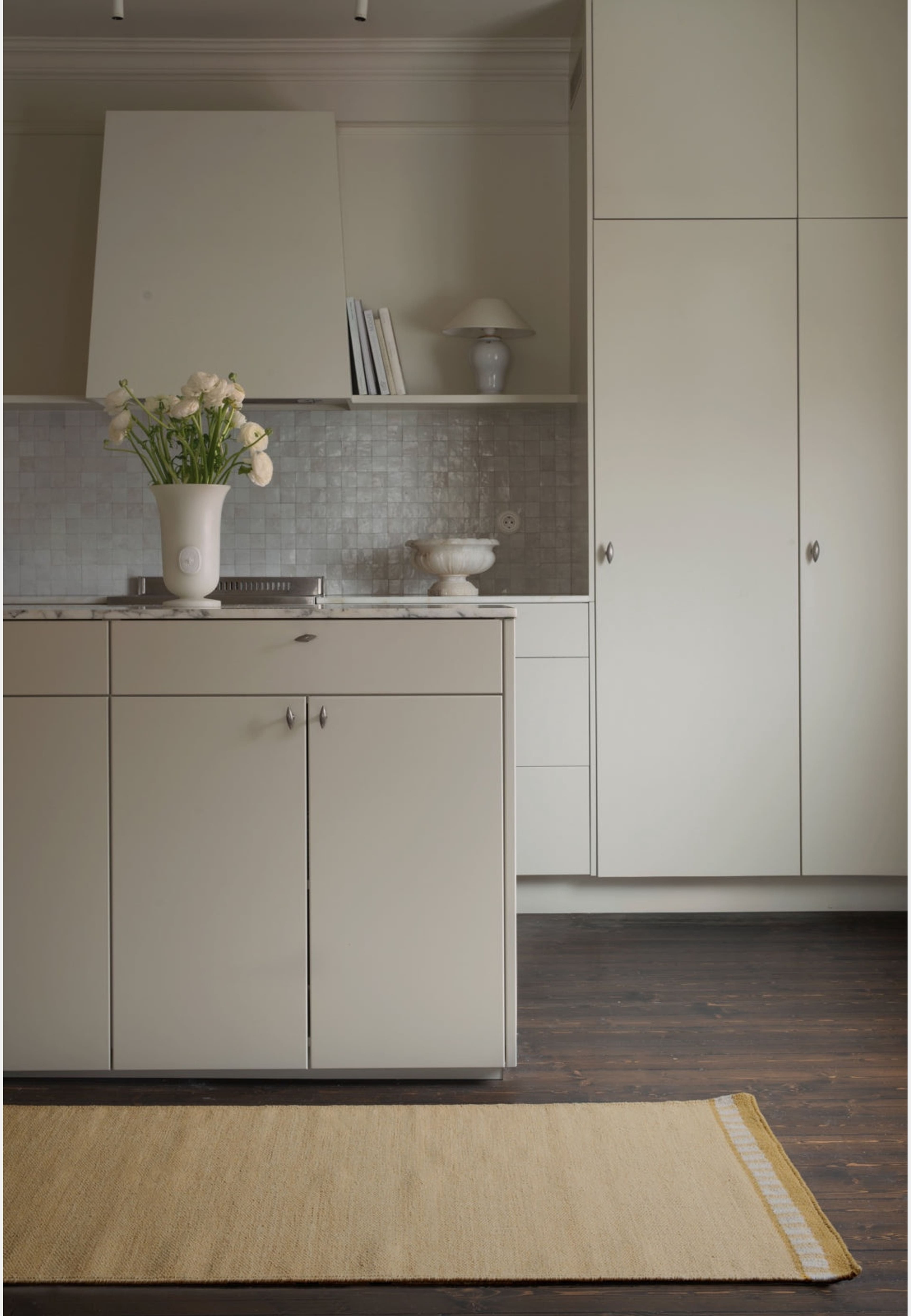 Rollakan Solid Mariegold, från Layered, i färgen marigold. Klicka för att öppna bilden i stort format