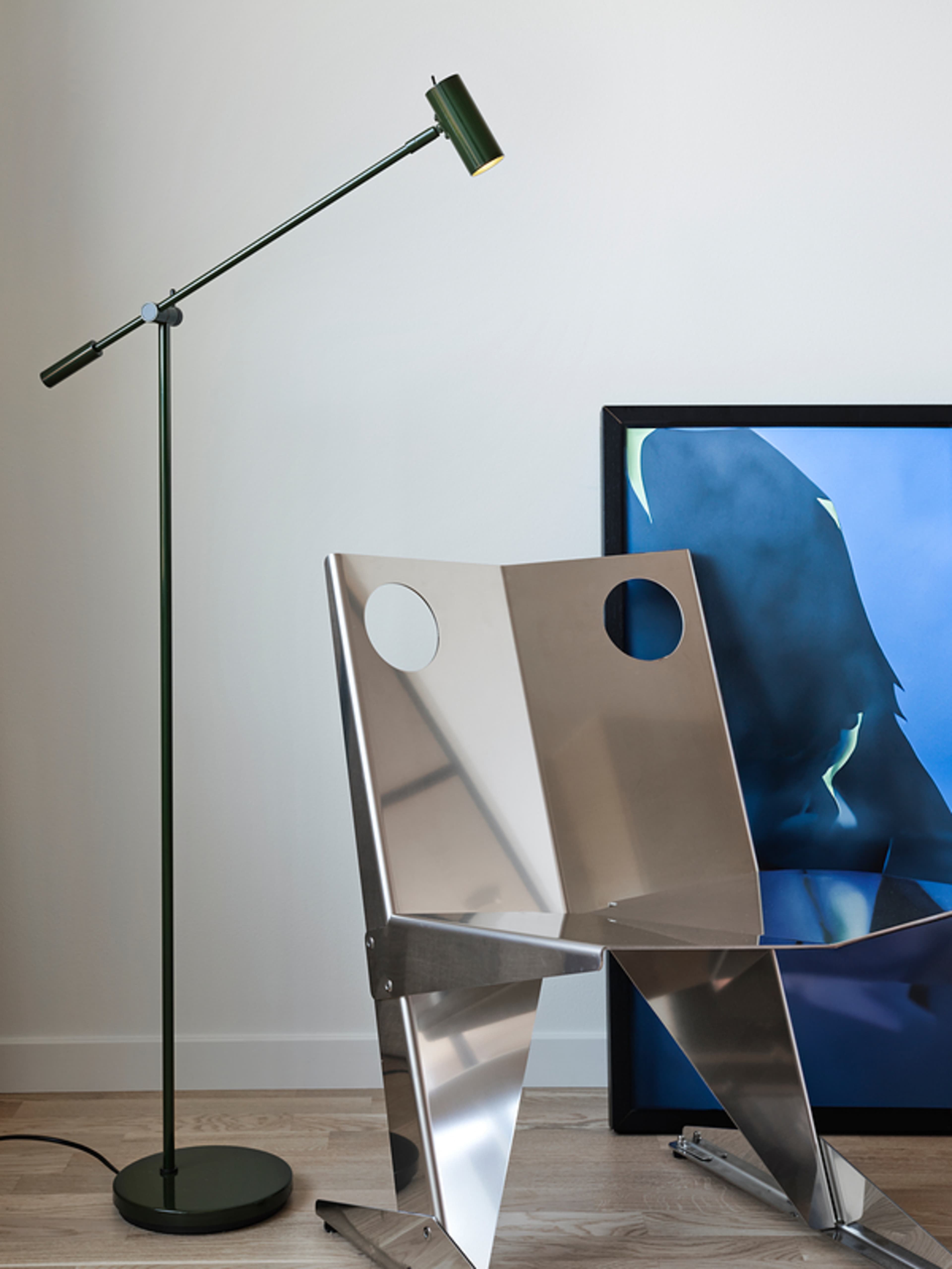 Golvlampa Cato Dimbar, från Belid, i färgen blank skogsgrön/mattsvart.