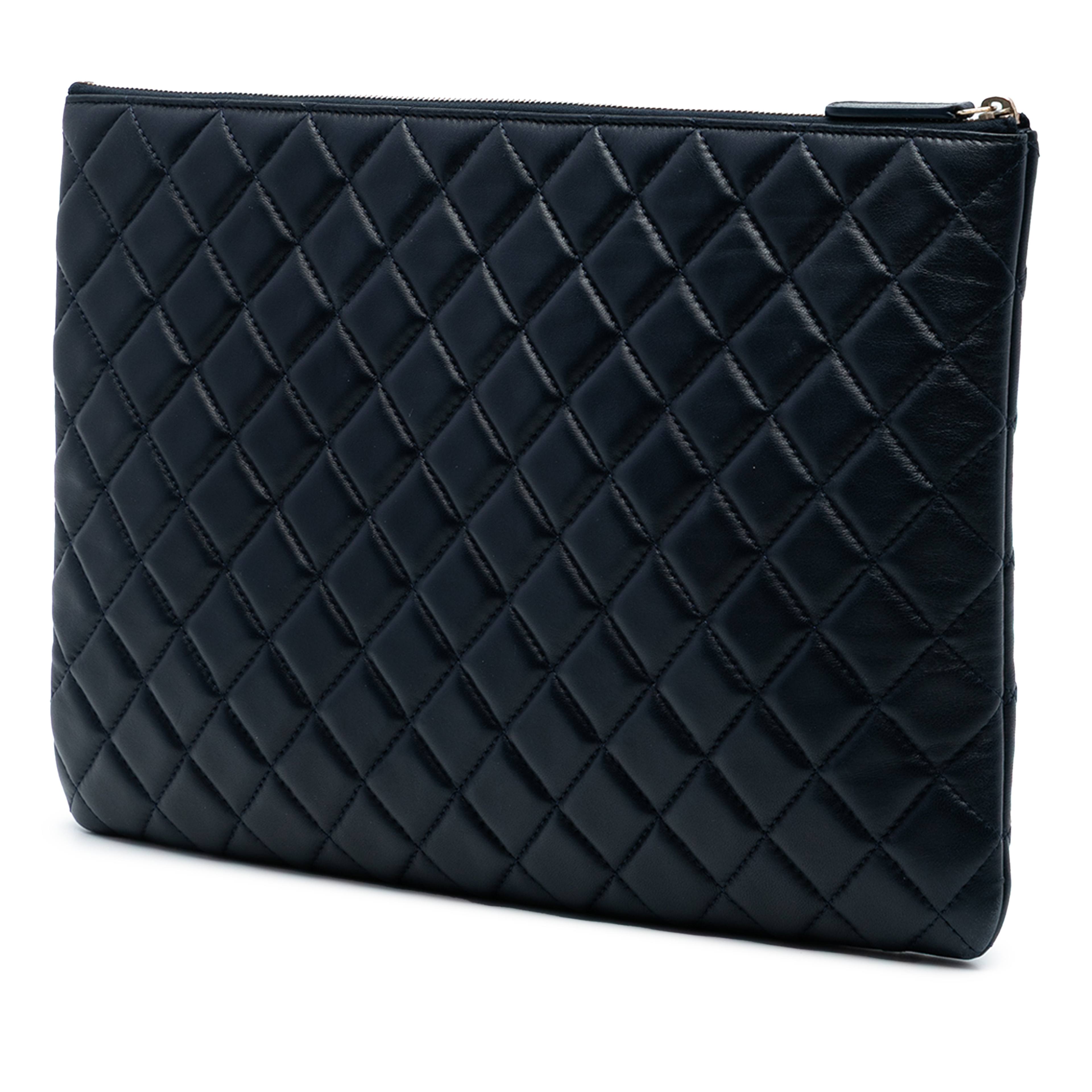 Chanel Large Quilted Lambskin O Case Clutch, från Luxclusif, i färgen navy. Klicka för att öppna bilden i stort format