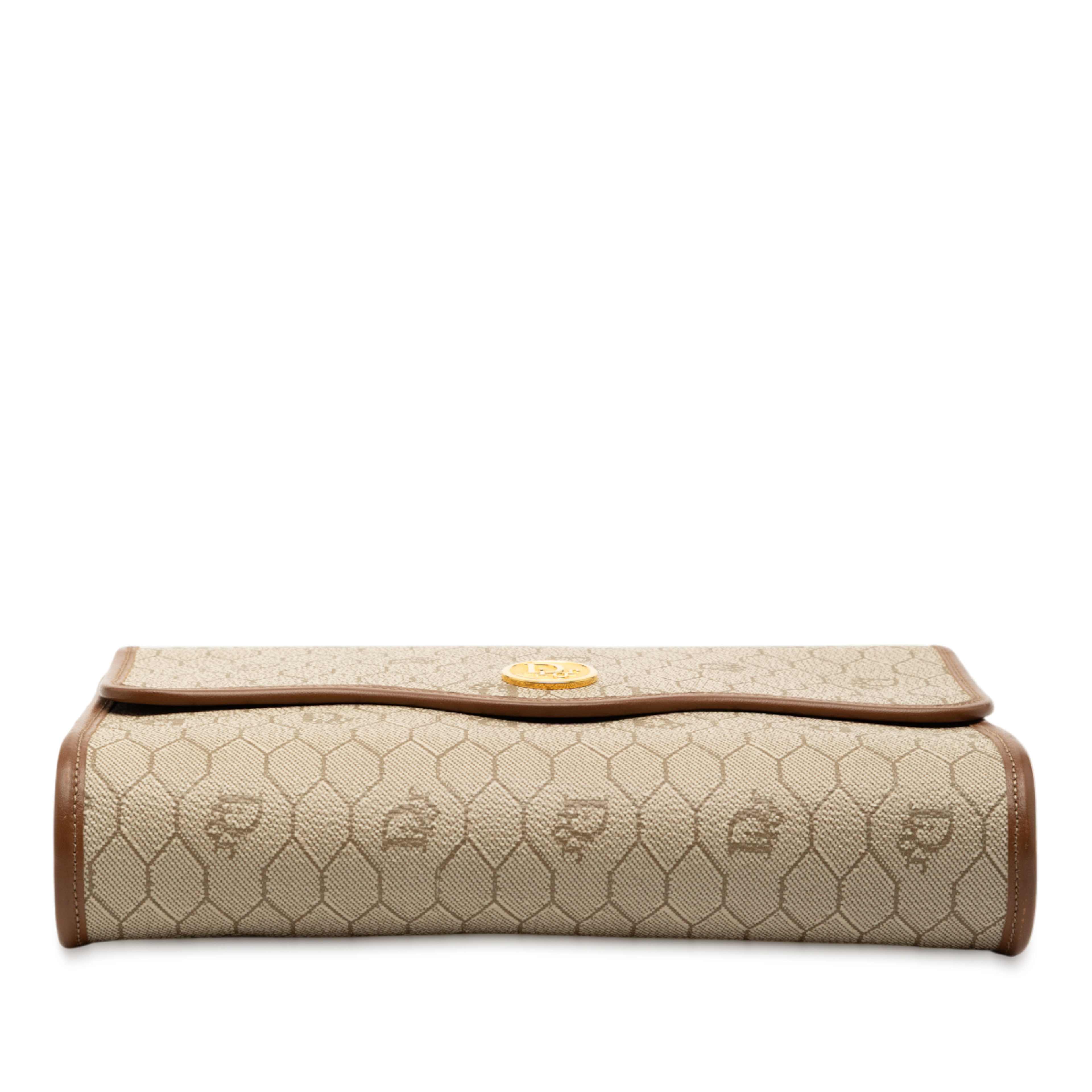 Dior Honeycomb Coated Canvas Crossbody, från Luxclusif, i färgen beige. Klicka för att öppna bilden i stort format