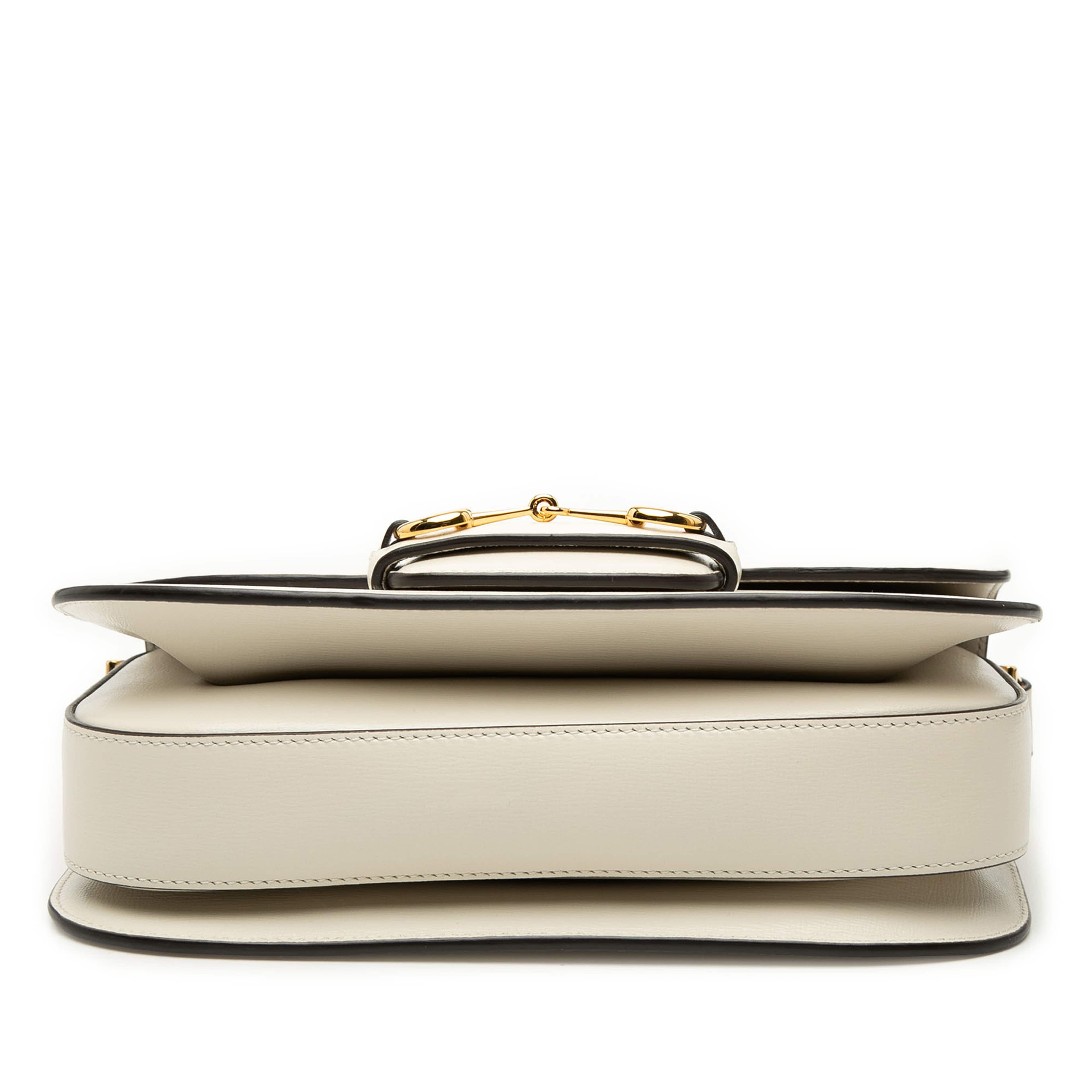 Gucci Medium Calfskin Horsebit 1955 Shoulder Bag, från Luxclusif, i färgen vit. Klicka för att öppna bilden i stort format