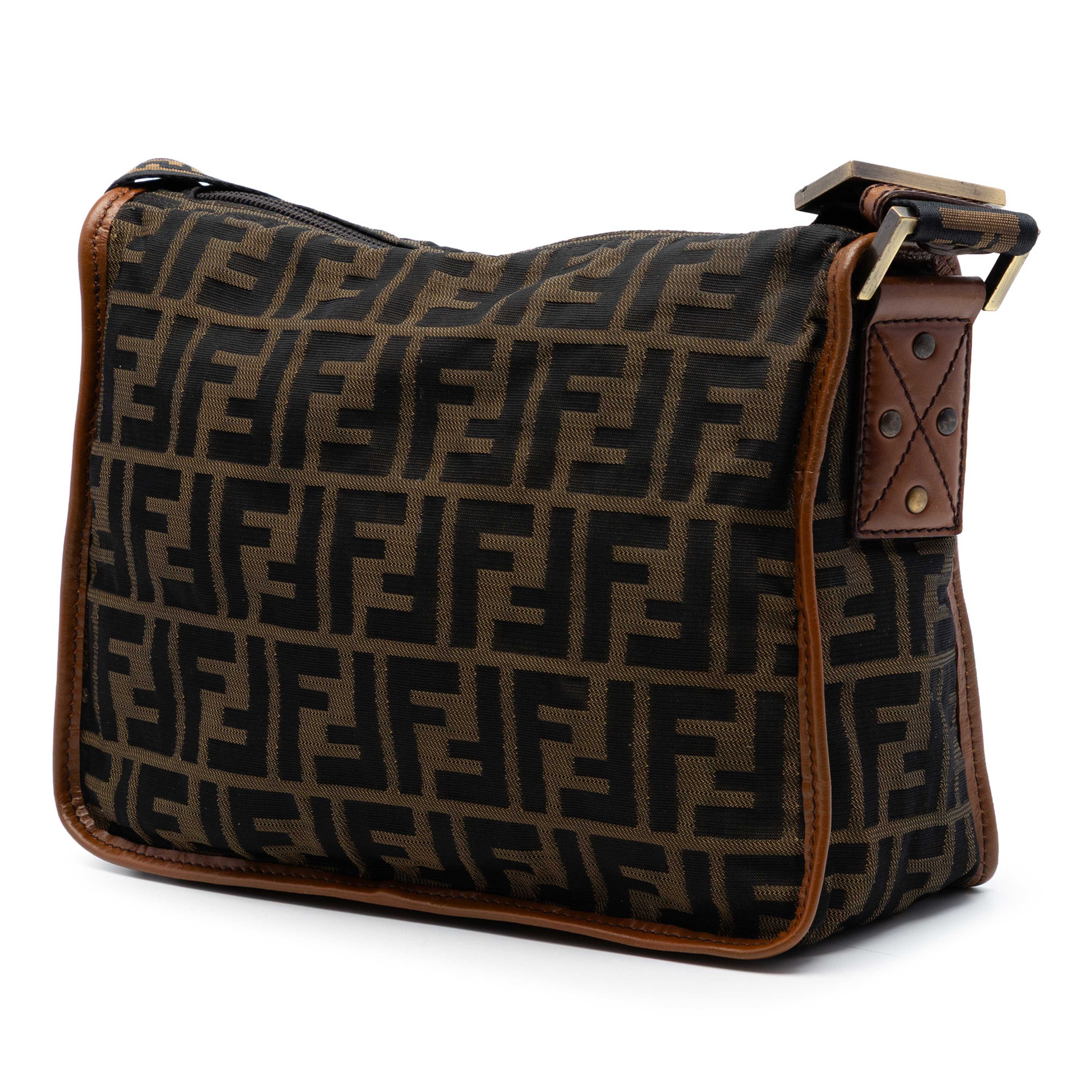 Fendi Zucca Canvas Crossbody, från Luxclusif, i färgen brun. Klicka för att öppna bilden i stort format