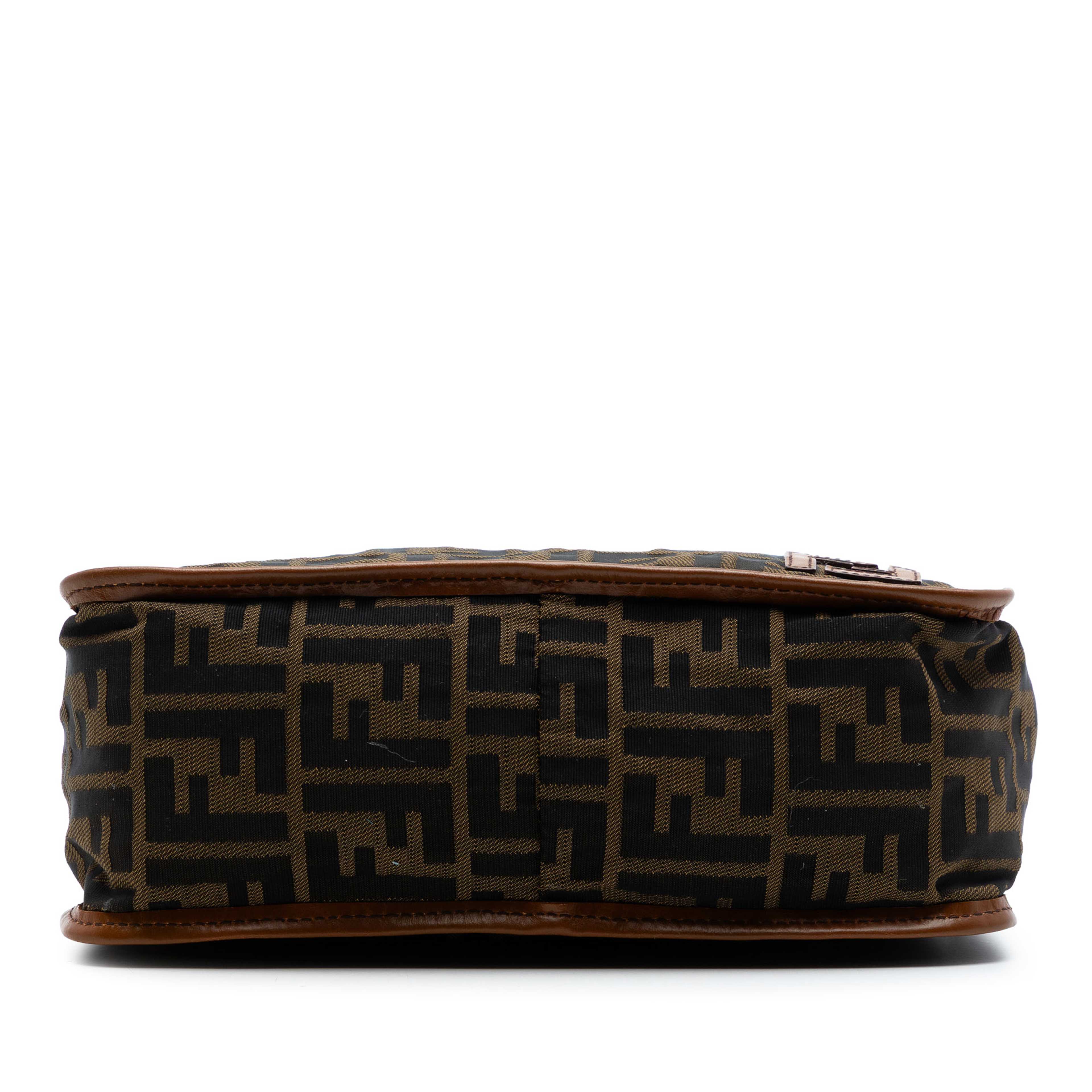 Fendi Zucca Canvas Crossbody, från Luxclusif, i färgen brown. Klicka för att öppna bilden i stort format