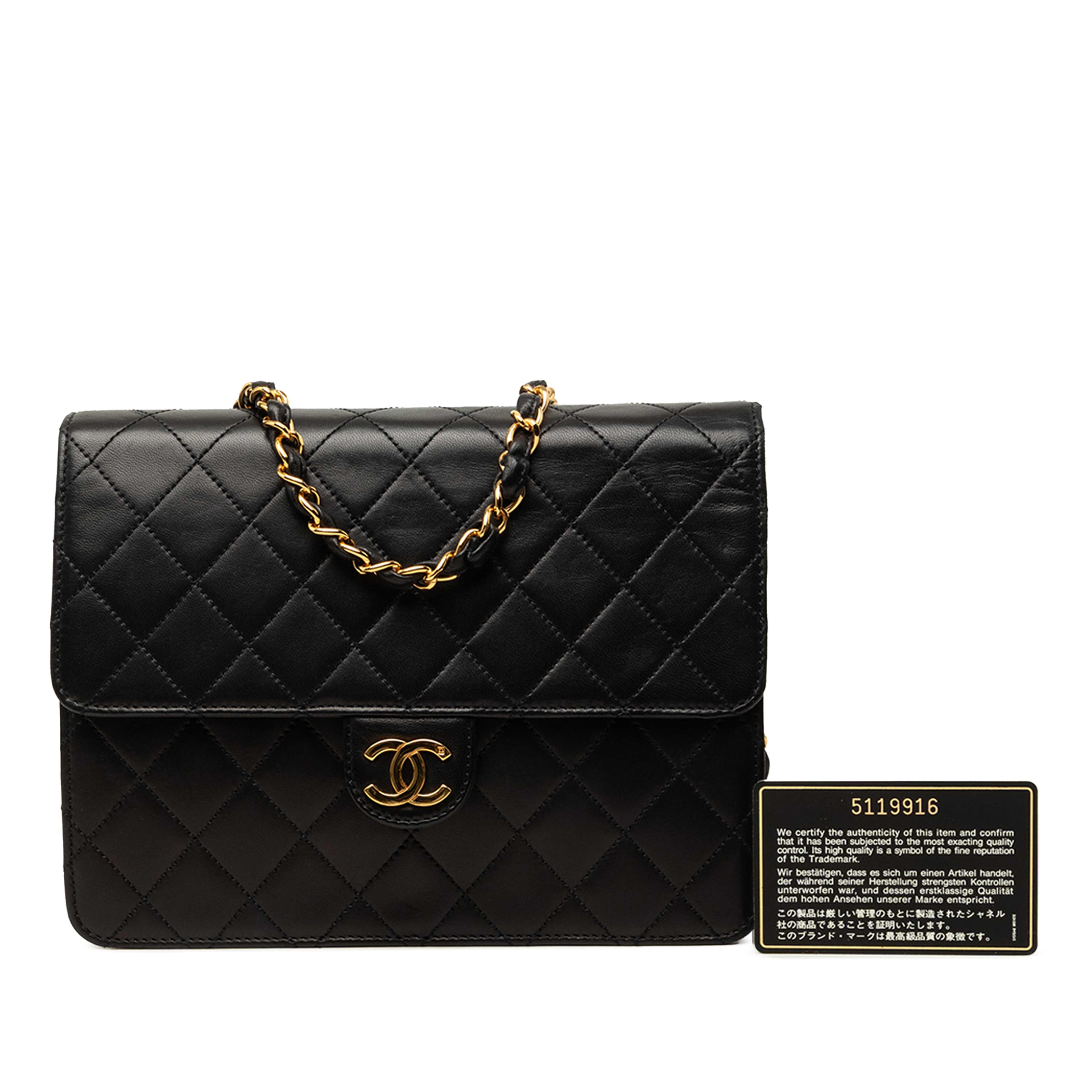 Chanel Small Cc Quilted Lambskin Single Flap, från Luxclusif, i färgen svart. Klicka för att öppna bilden i stort format