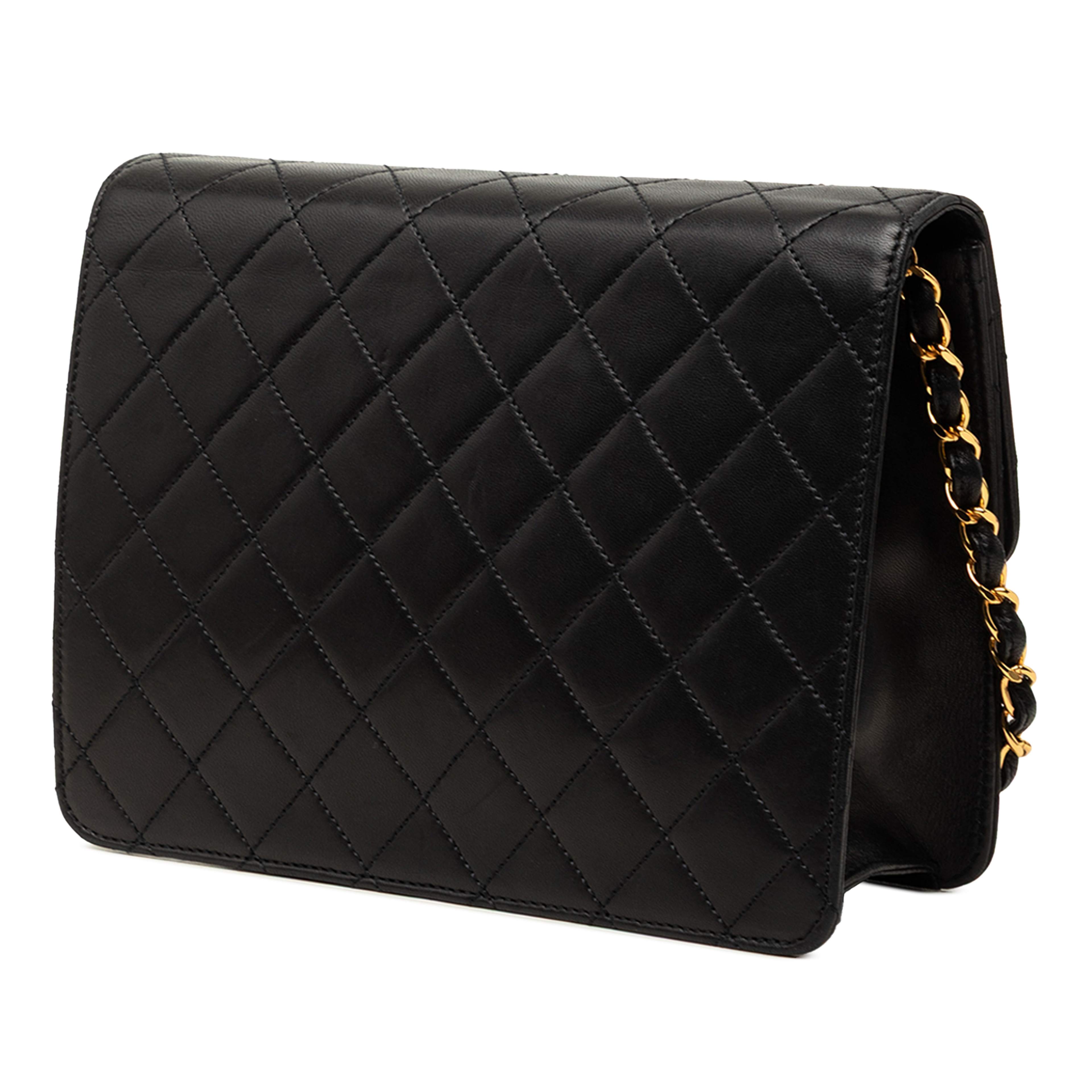 Chanel Small Cc Quilted Lambskin Single Flap, från Luxclusif, i färgen svart. Klicka för att öppna bilden i stort format