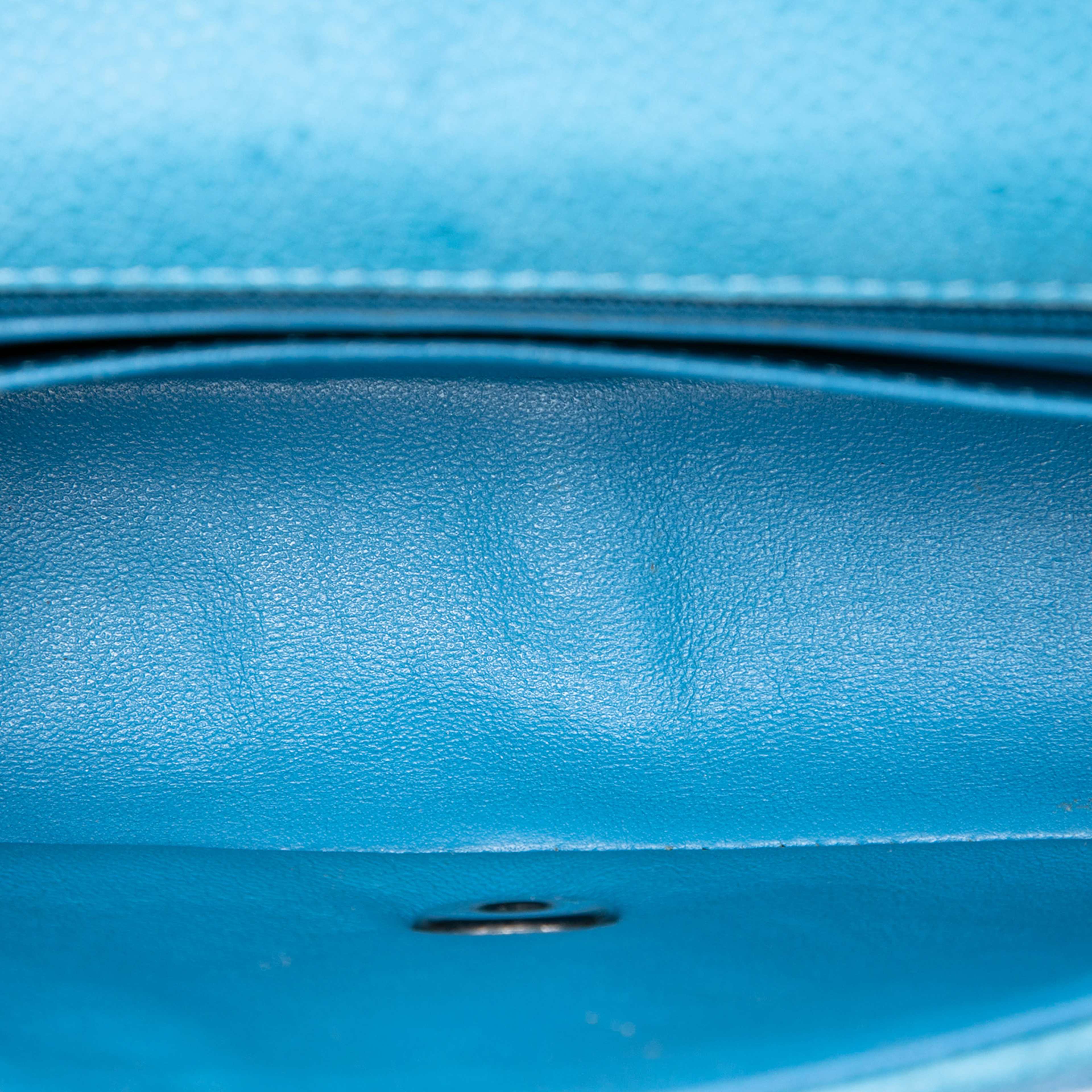 Chanel Mini Rectangular Classic Iridescent Caviar Single Flap, från Luxclusif, i färgen light blue. Klicka för att öppna bilden i stort format