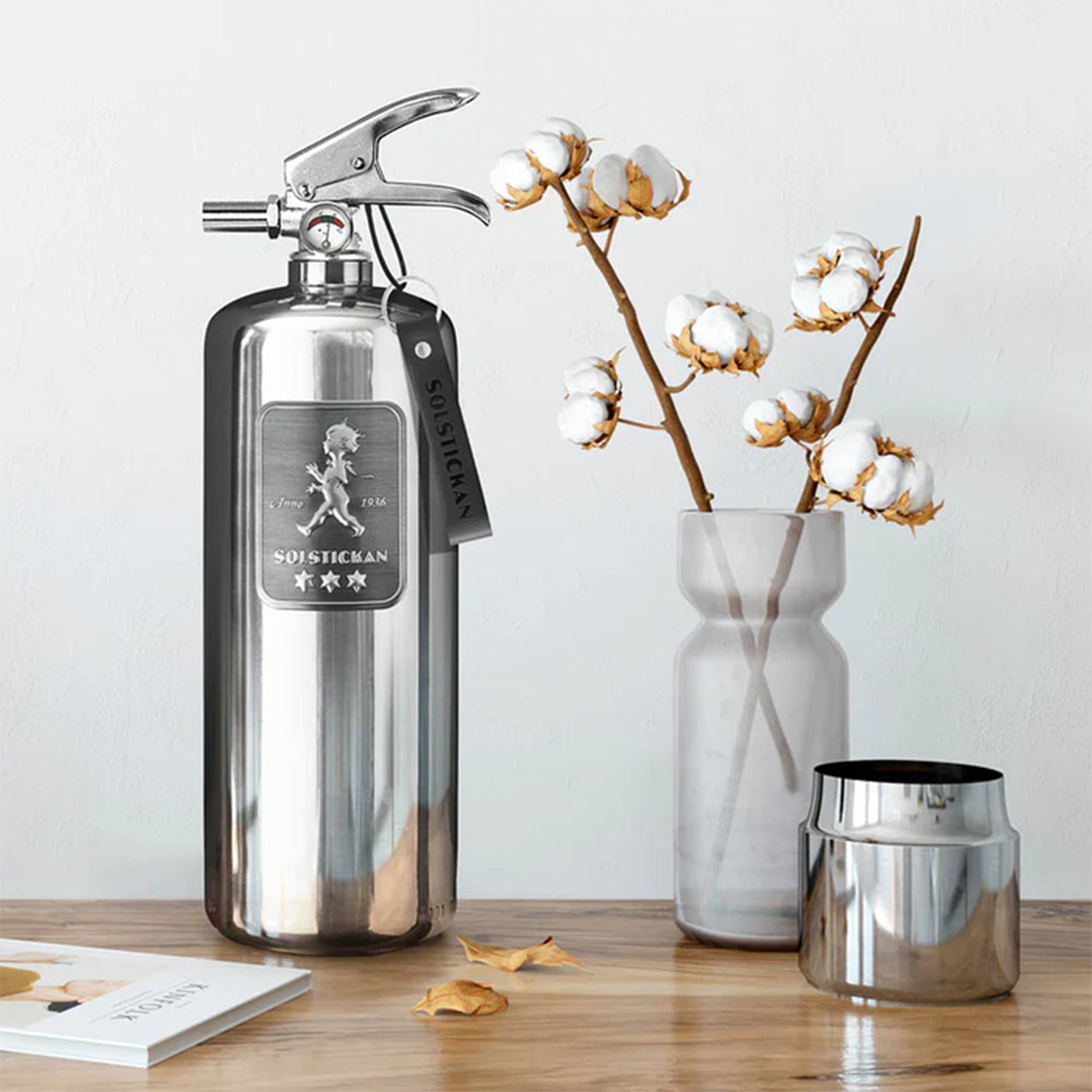 Brandsläckare, 2 kg, Design Edition steel, från Solstickan Design, i färgen Silver. Klicka för att öppna bilden i stort format