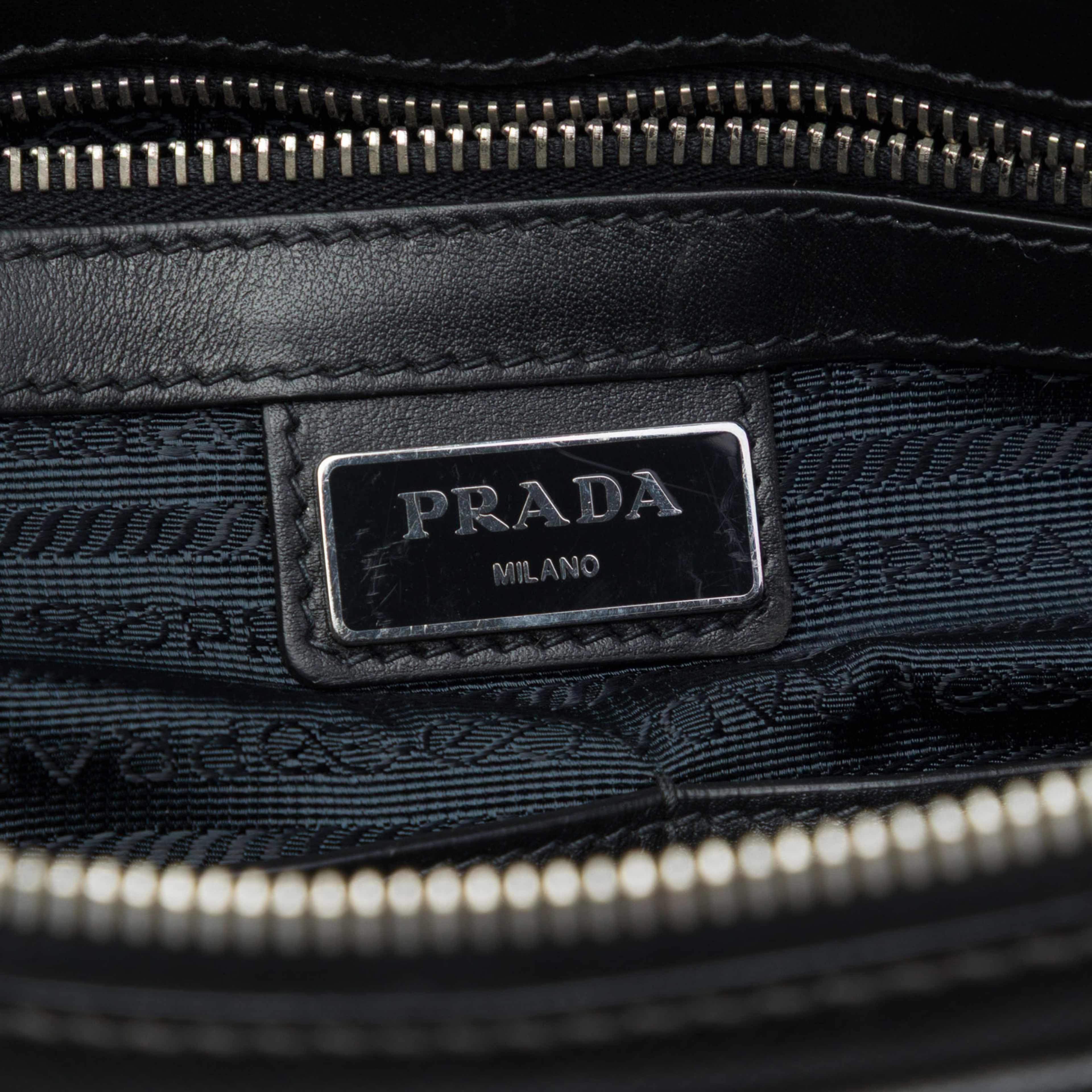 Prada Saffiano Striped Business Bag, från Luxclusif, i färgen svart. Klicka för att öppna bilden i stort format
