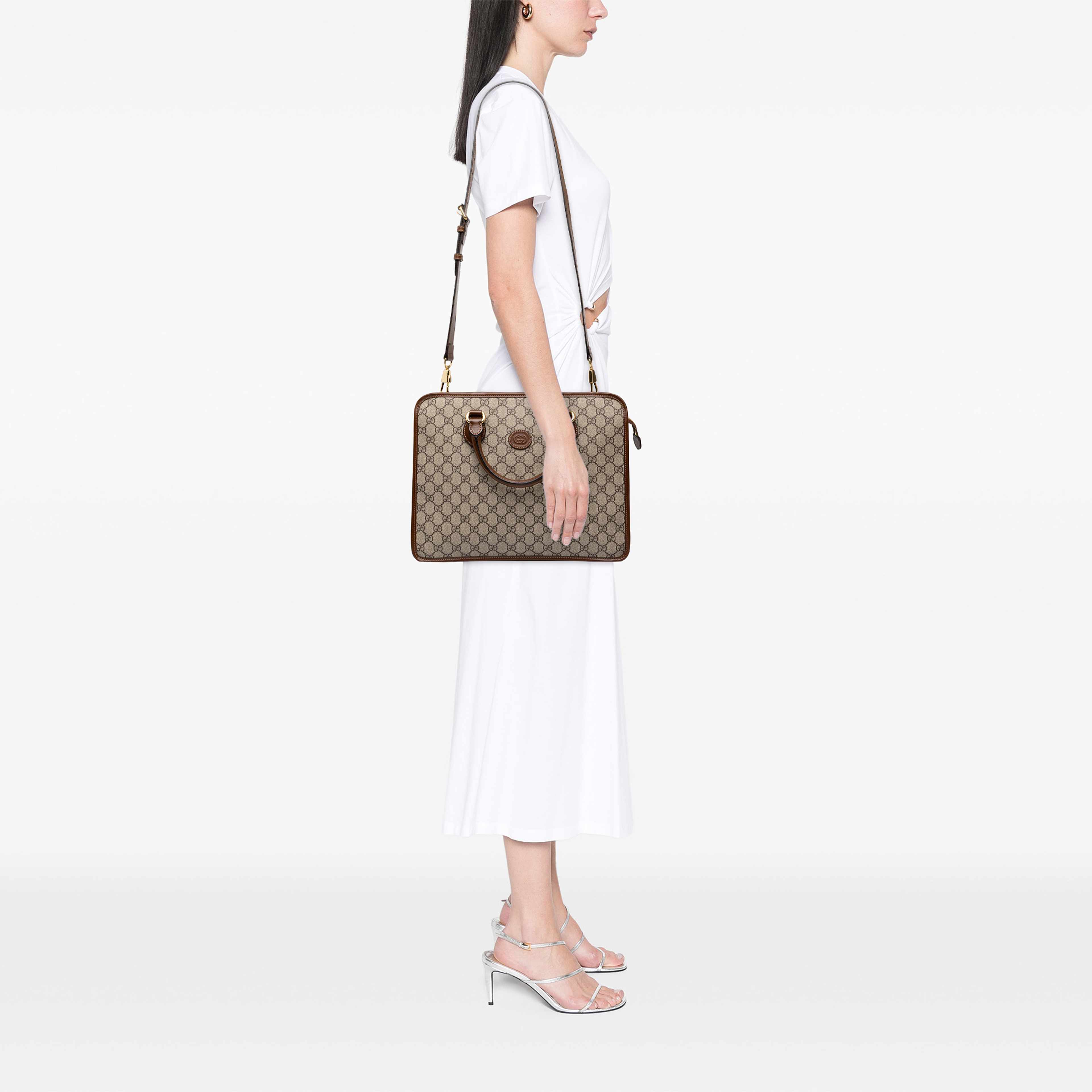 Gucci Gg Supreme Interlocking G Laptop Bag, från Luxclusif, i färgen beige. Klicka för att öppna bilden i stort format