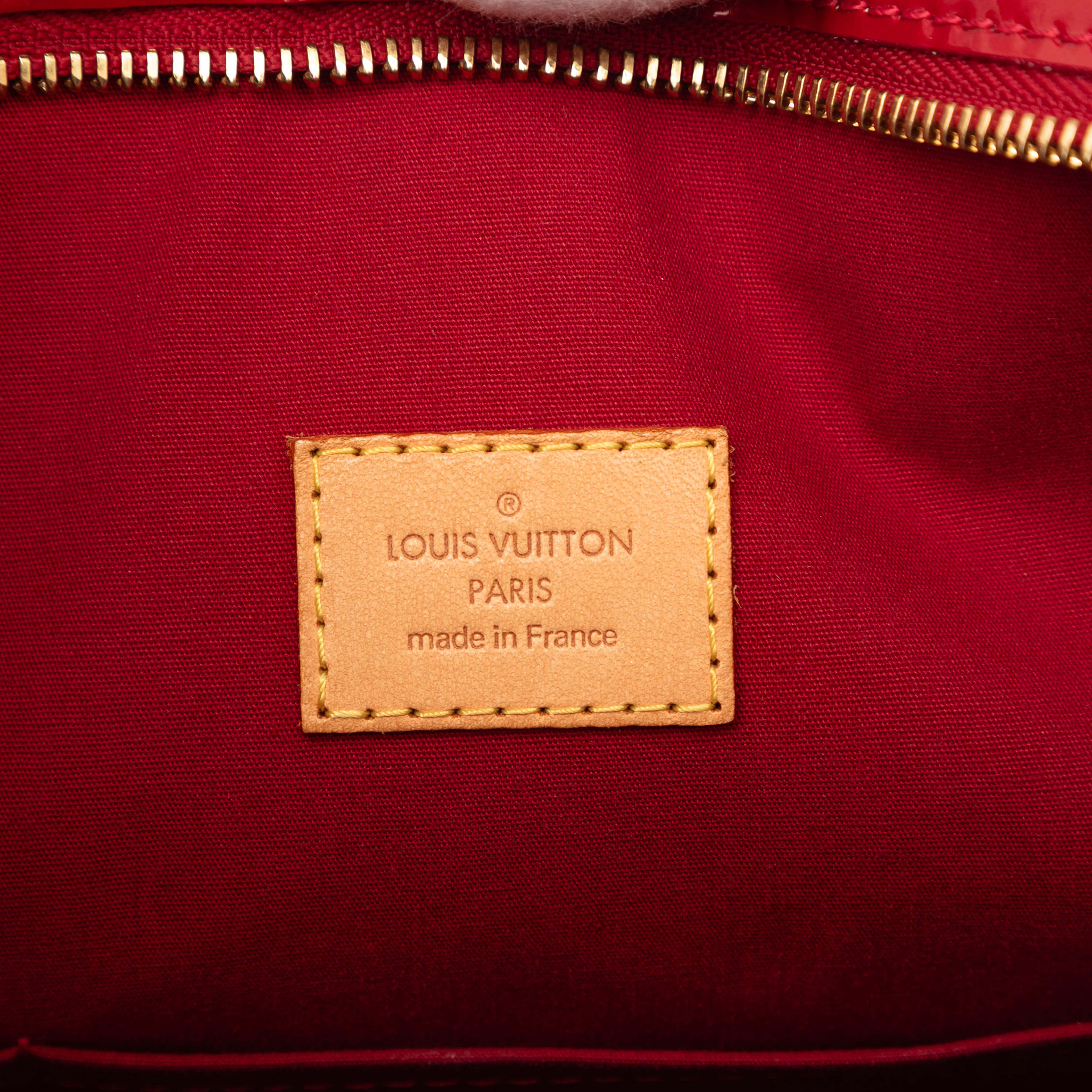 Louis Vuitton Monogram Vernis Brentwood, från Luxclusif, i färgen red. Klicka för att öppna bilden i stort format