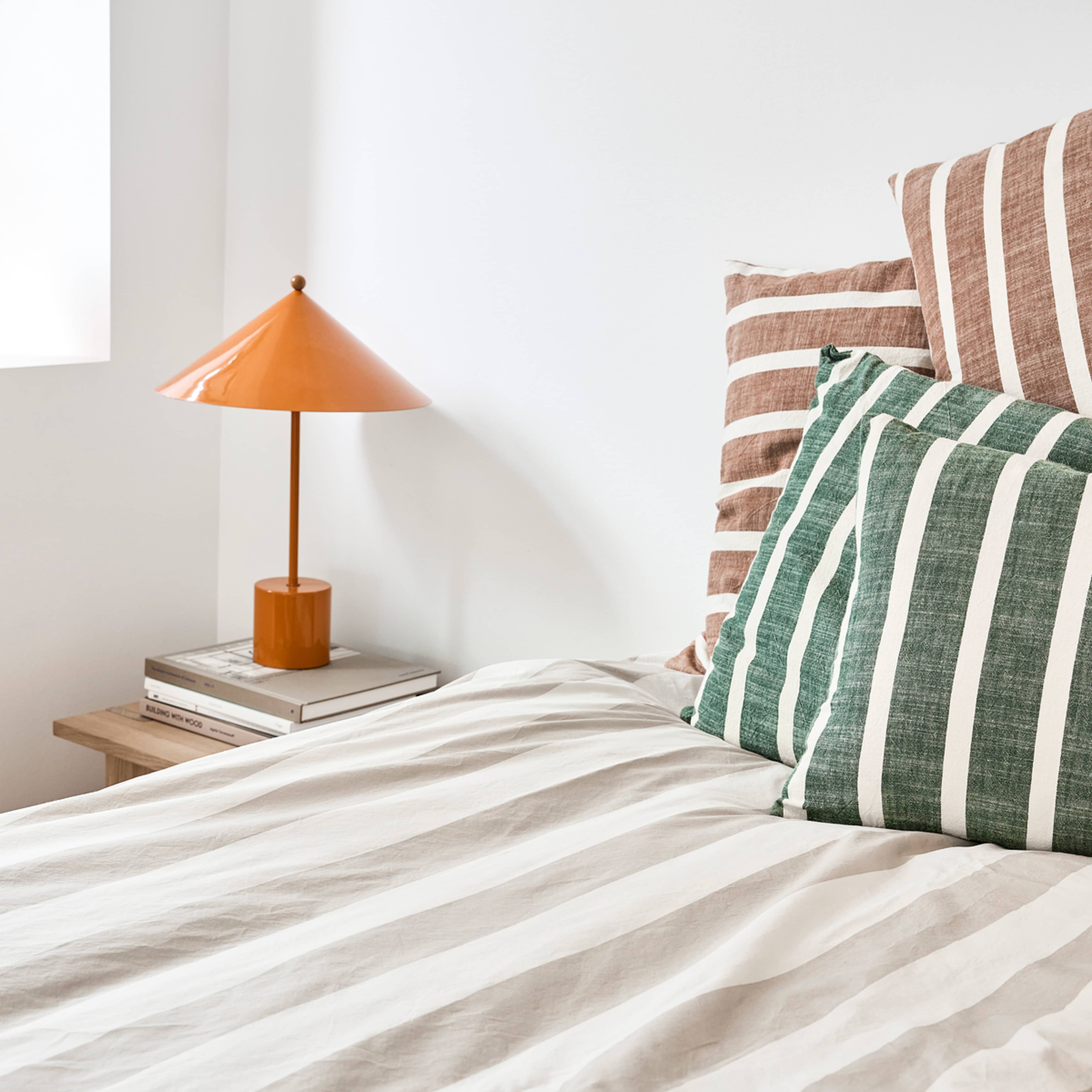 Kara Cushion Cover Long, från OYOY Living, i färgen green,white. Klicka för att öppna bilden i stort format
