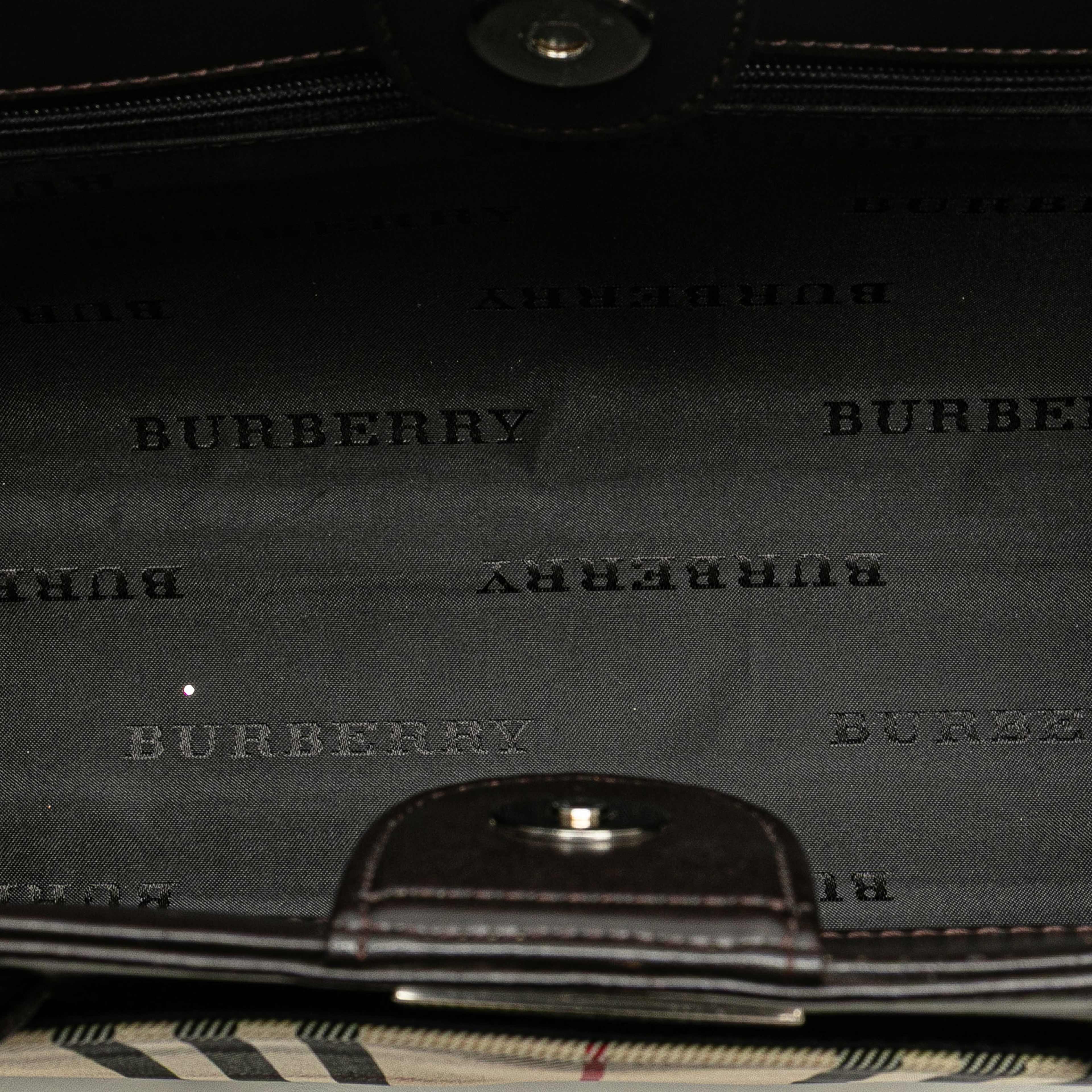 Burberry House Check Canvas Handbag, från Luxclusif, i färgen beige.