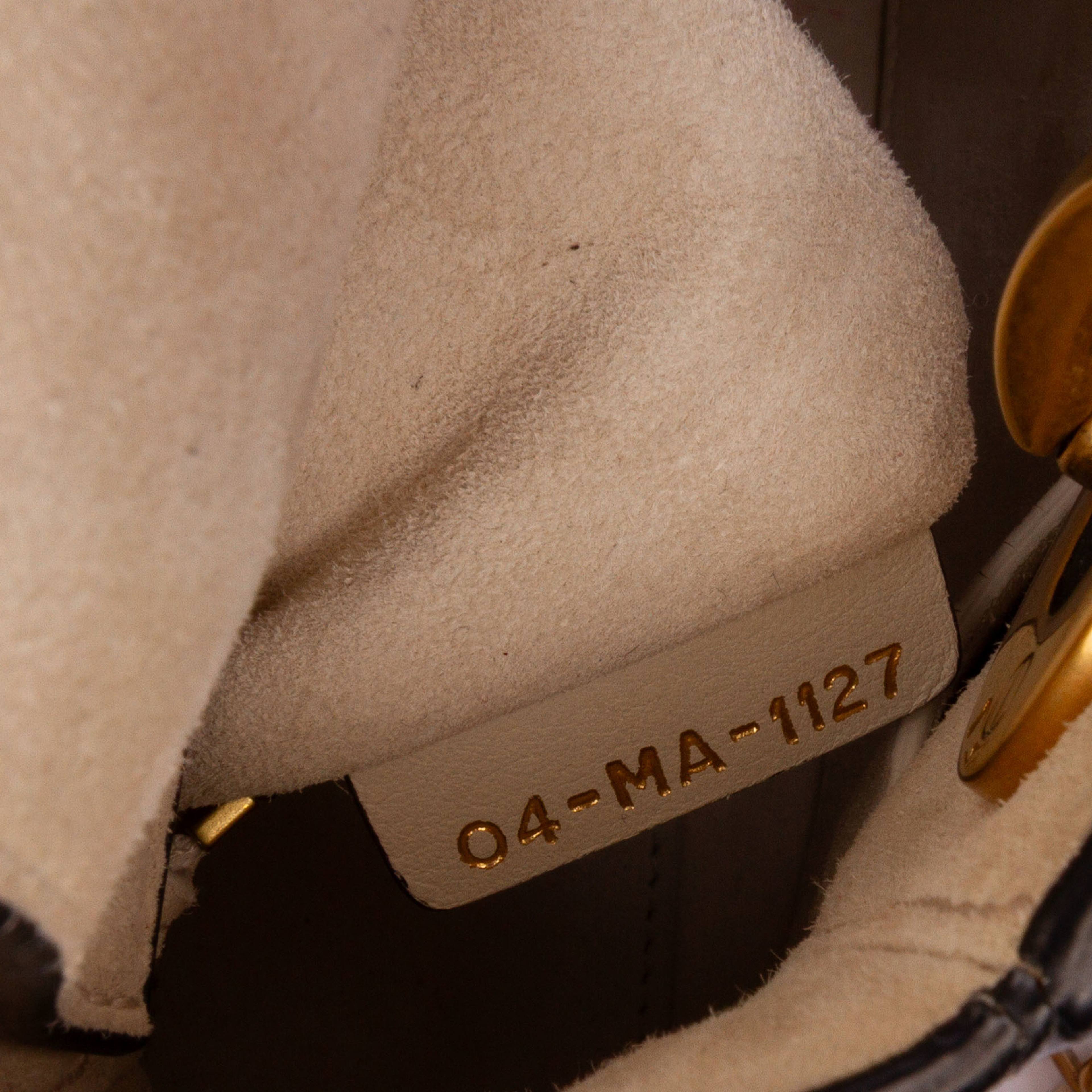 Dior Niki De Saint Phalle Mini Calfskin Love Lady Dior, från Luxclusif, i färgen off white. Klicka för att öppna bilden i stort format