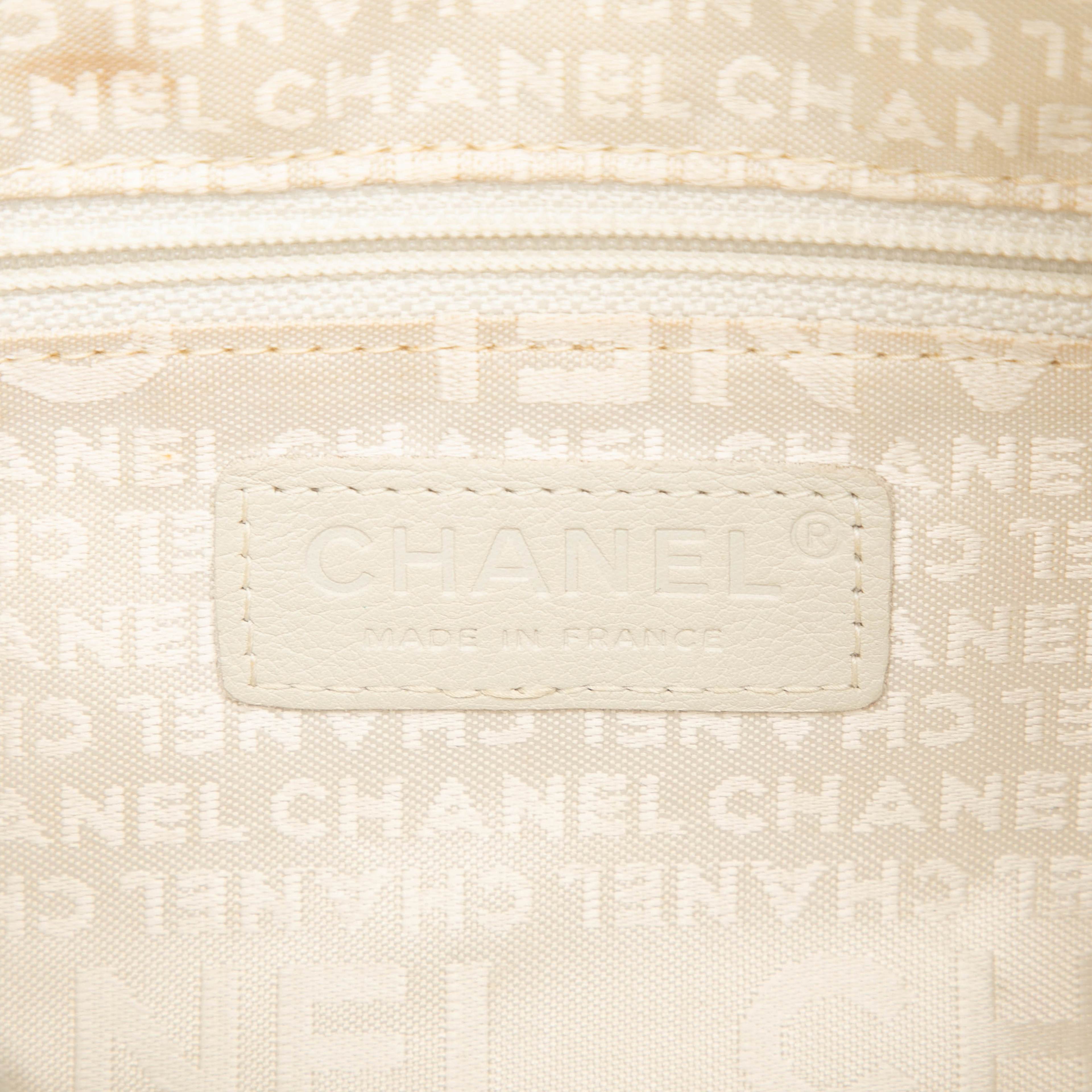 Chanel Mini Caviar Choco Bar Handbag, från Luxclusif, i färgen ivory. Klicka för att öppna bilden i stort format