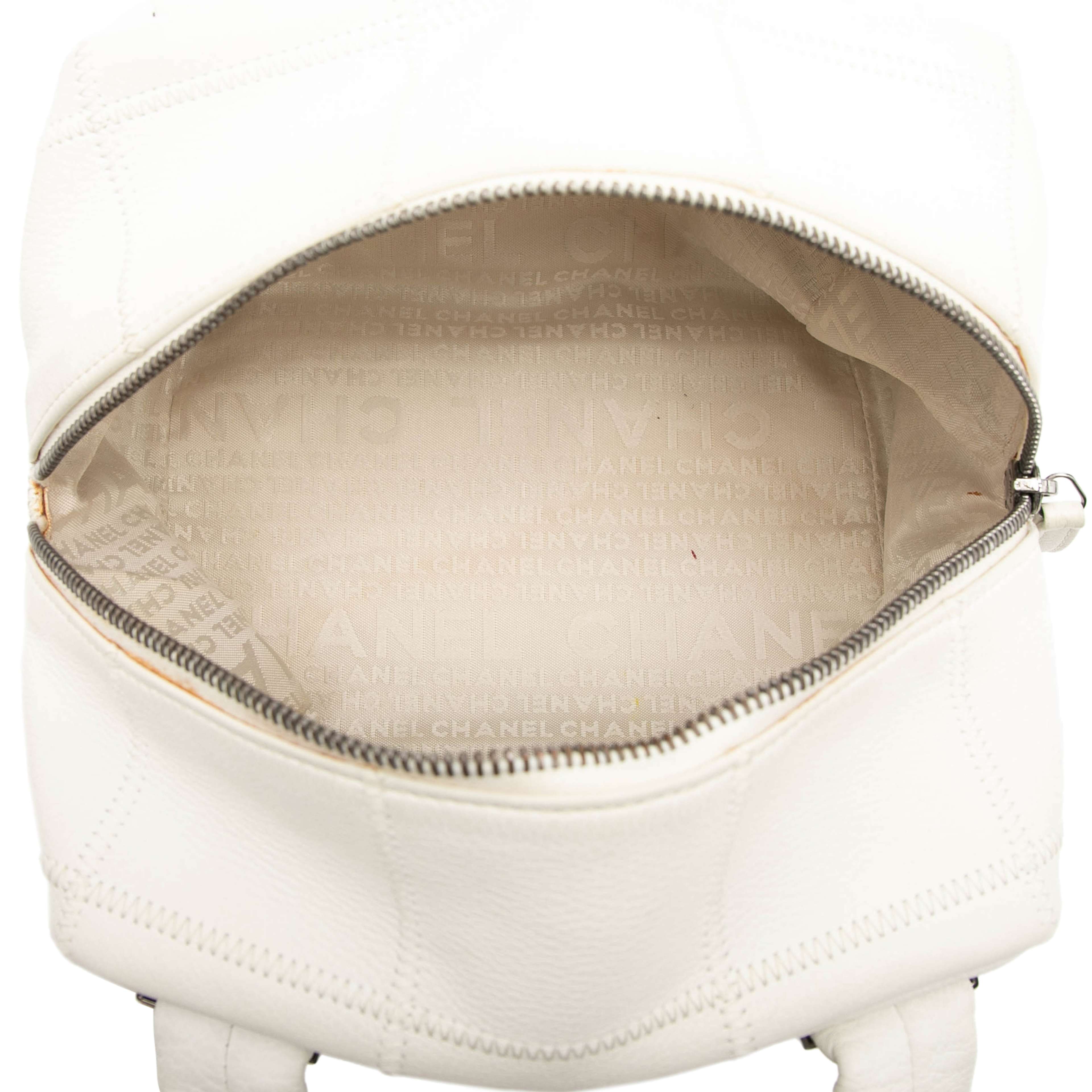 Chanel Mini Caviar Choco Bar Handbag, från Luxclusif, i färgen ivory. Klicka för att öppna bilden i stort format