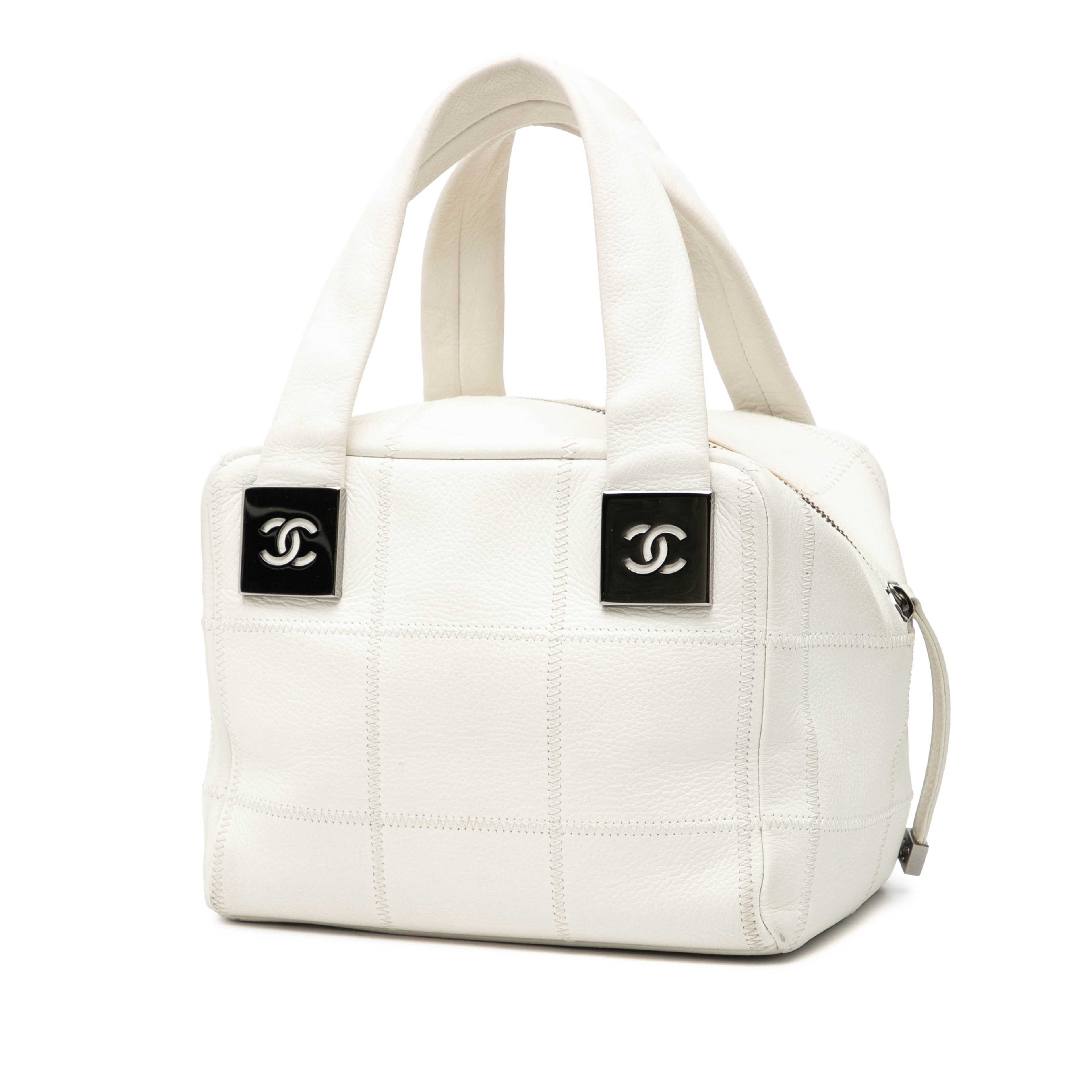 Chanel Mini Caviar Choco Bar Handbag, från Luxclusif, i färgen ivory. Klicka för att öppna bilden i stort format