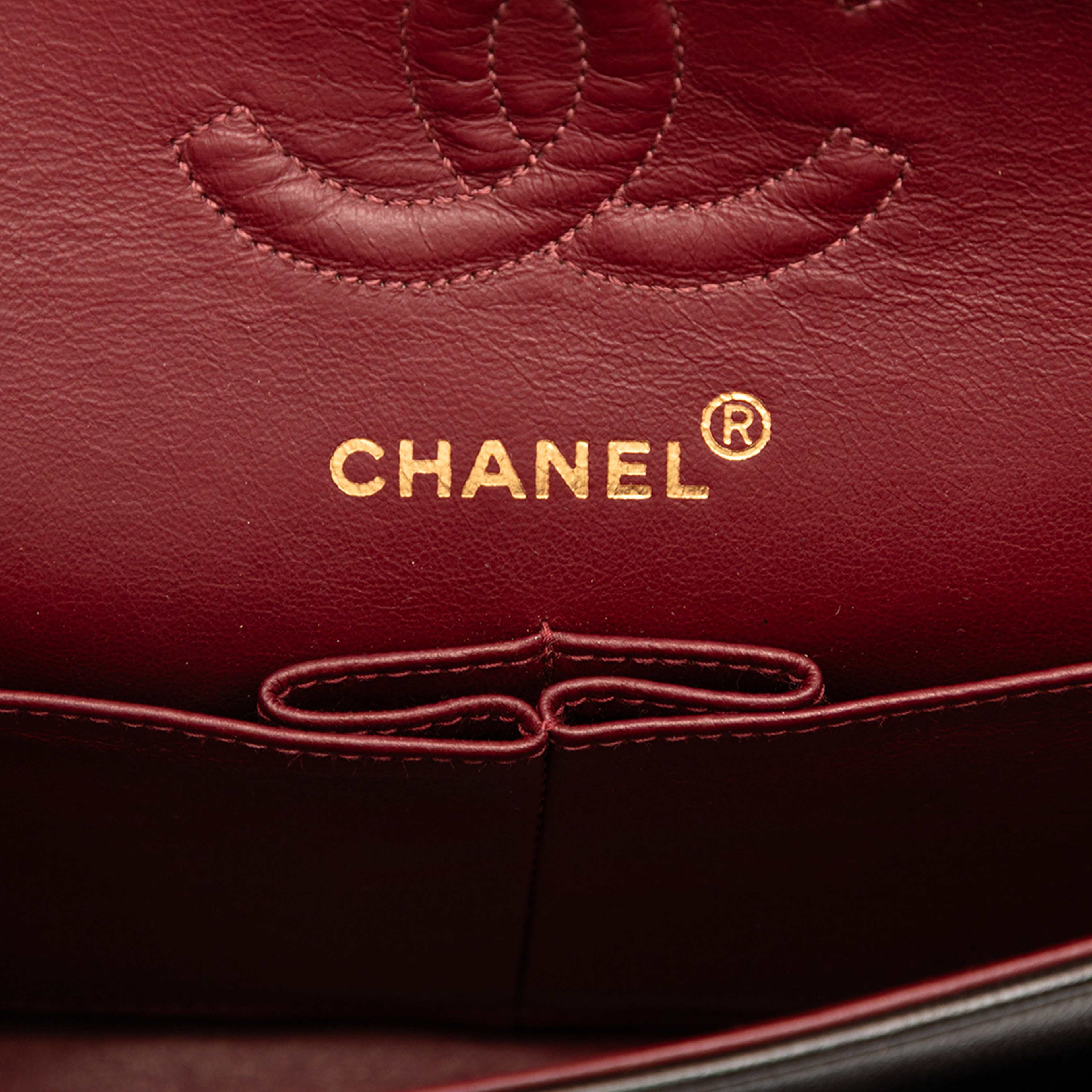 Chanel Small Classic Lambskin Double Flap, från Luxclusif, i färgen black. Klicka för att öppna bilden i stort format