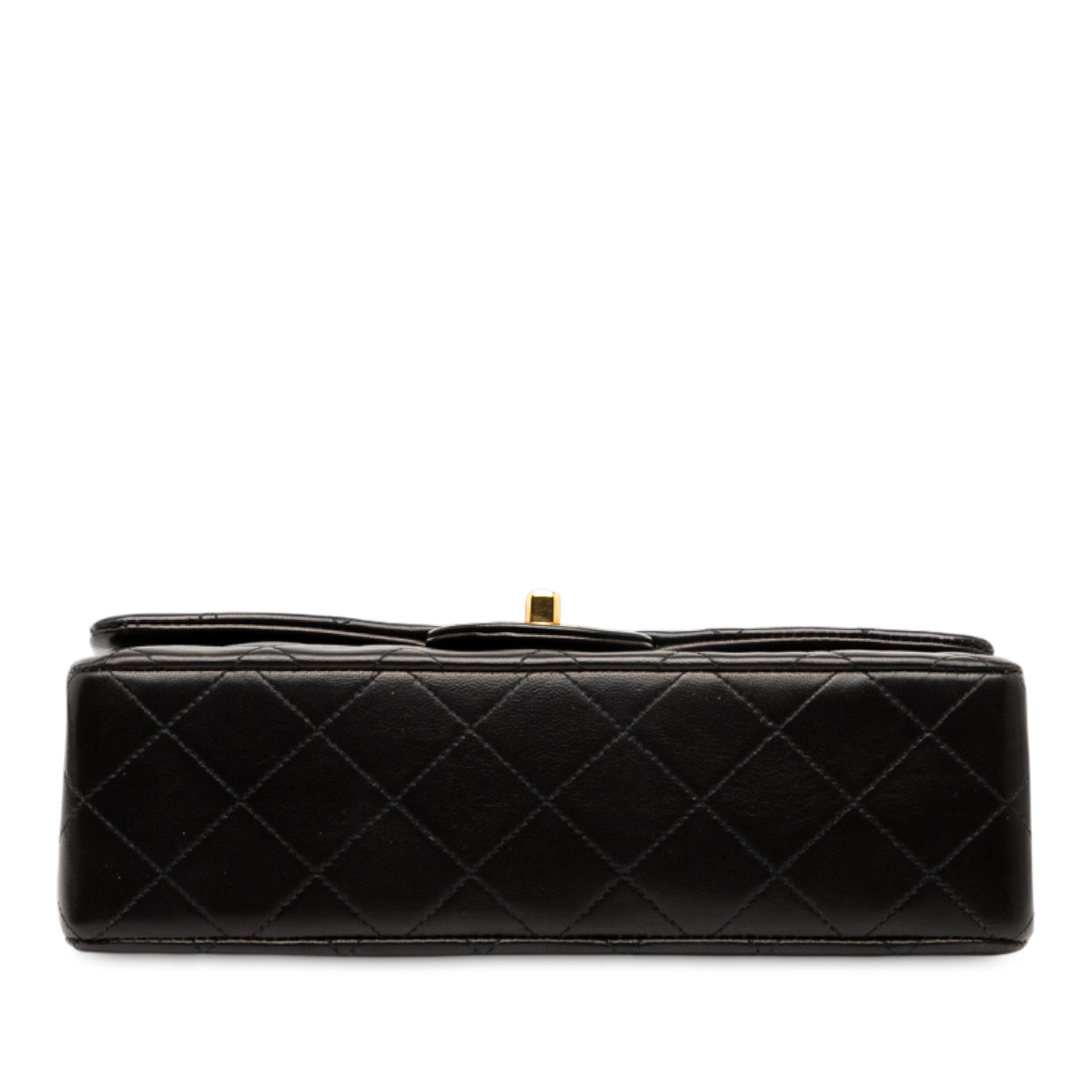 Chanel Small Classic Lambskin Double Flap, från Luxclusif, i färgen black. Klicka för att öppna bilden i stort format