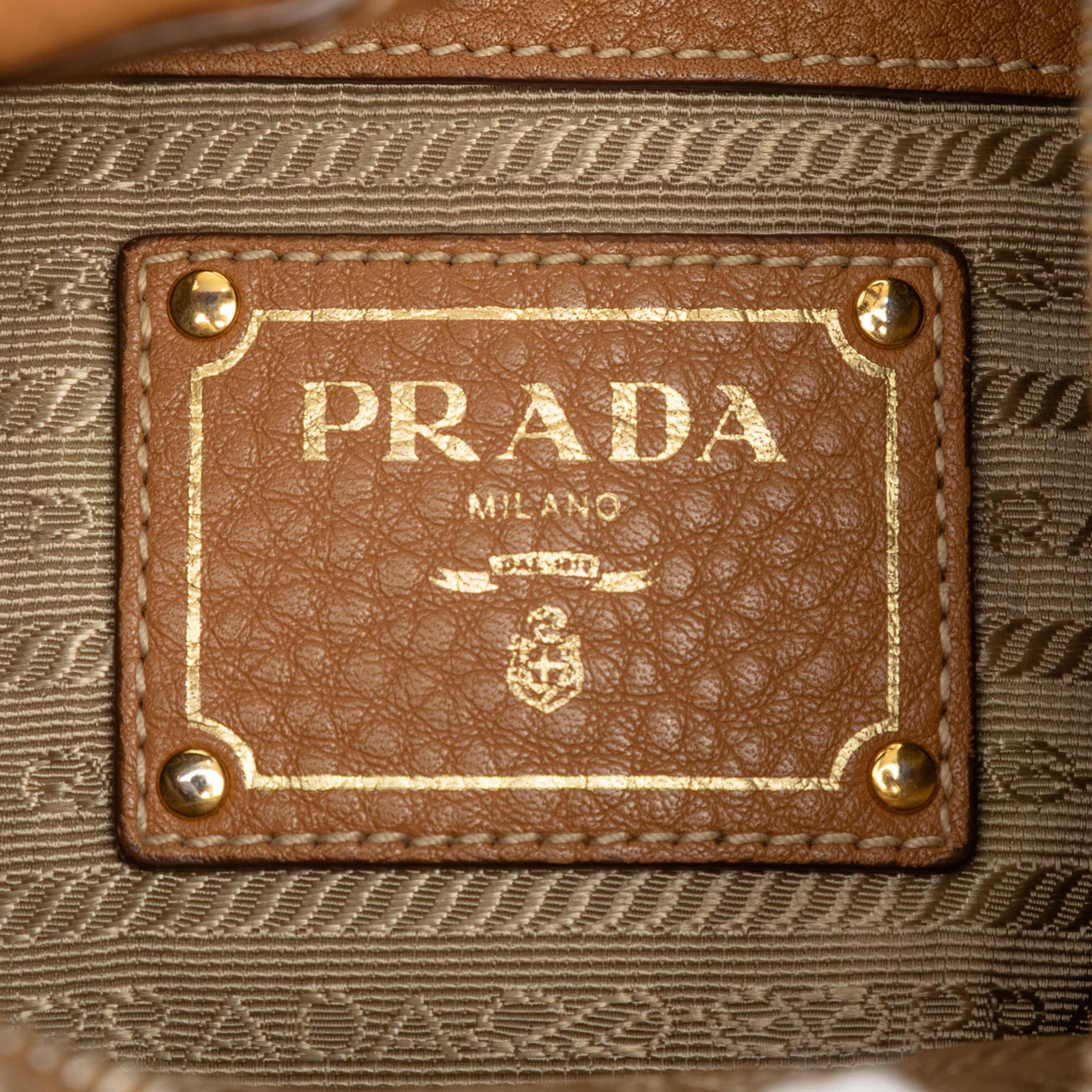 Prada Vitello Daino Shoulder Bag, från Luxclusif, i färgen light brown. Klicka för att öppna bilden i stort format